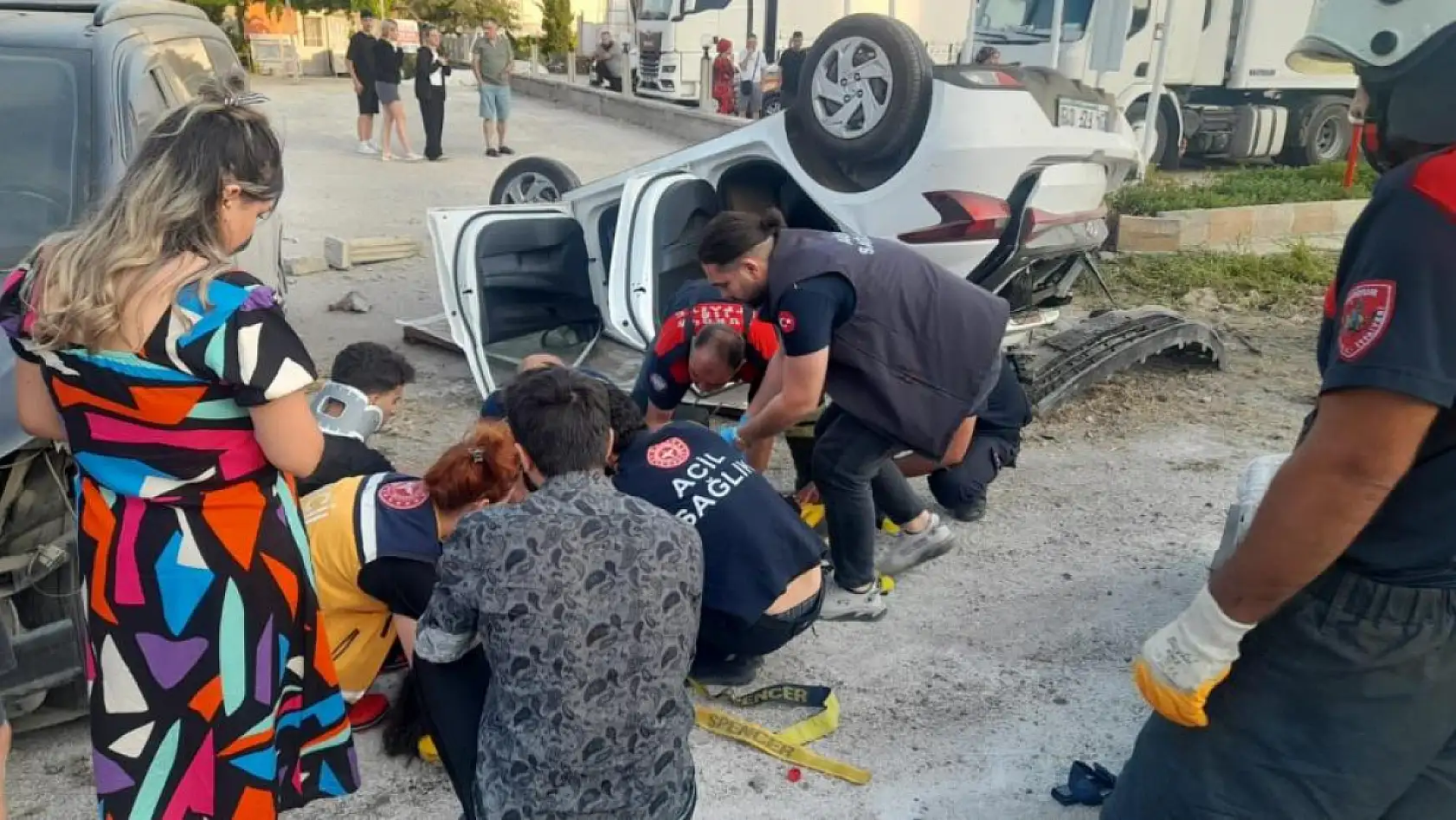 Burdur-Isparta Yolunda Midibüs ile Otomobil Çarpıştı: 6 Yaralı