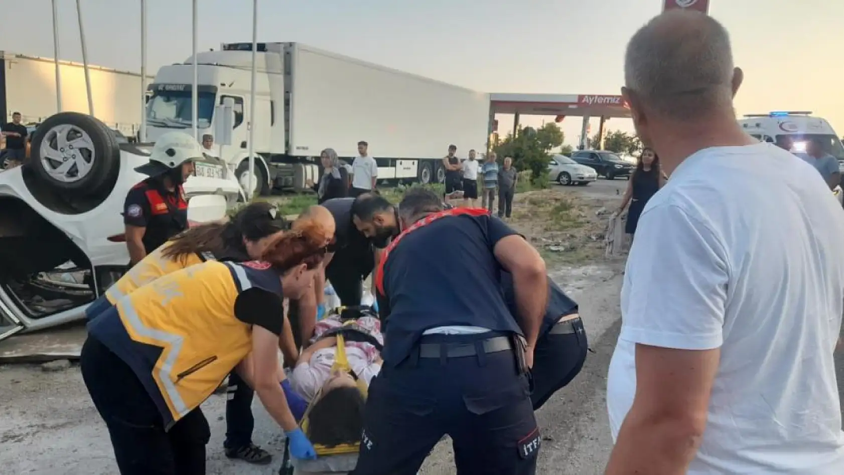 Burdur-Isparta Yolunda Midibüs ile Otomobil Çarpıştı: 6 Yaralı