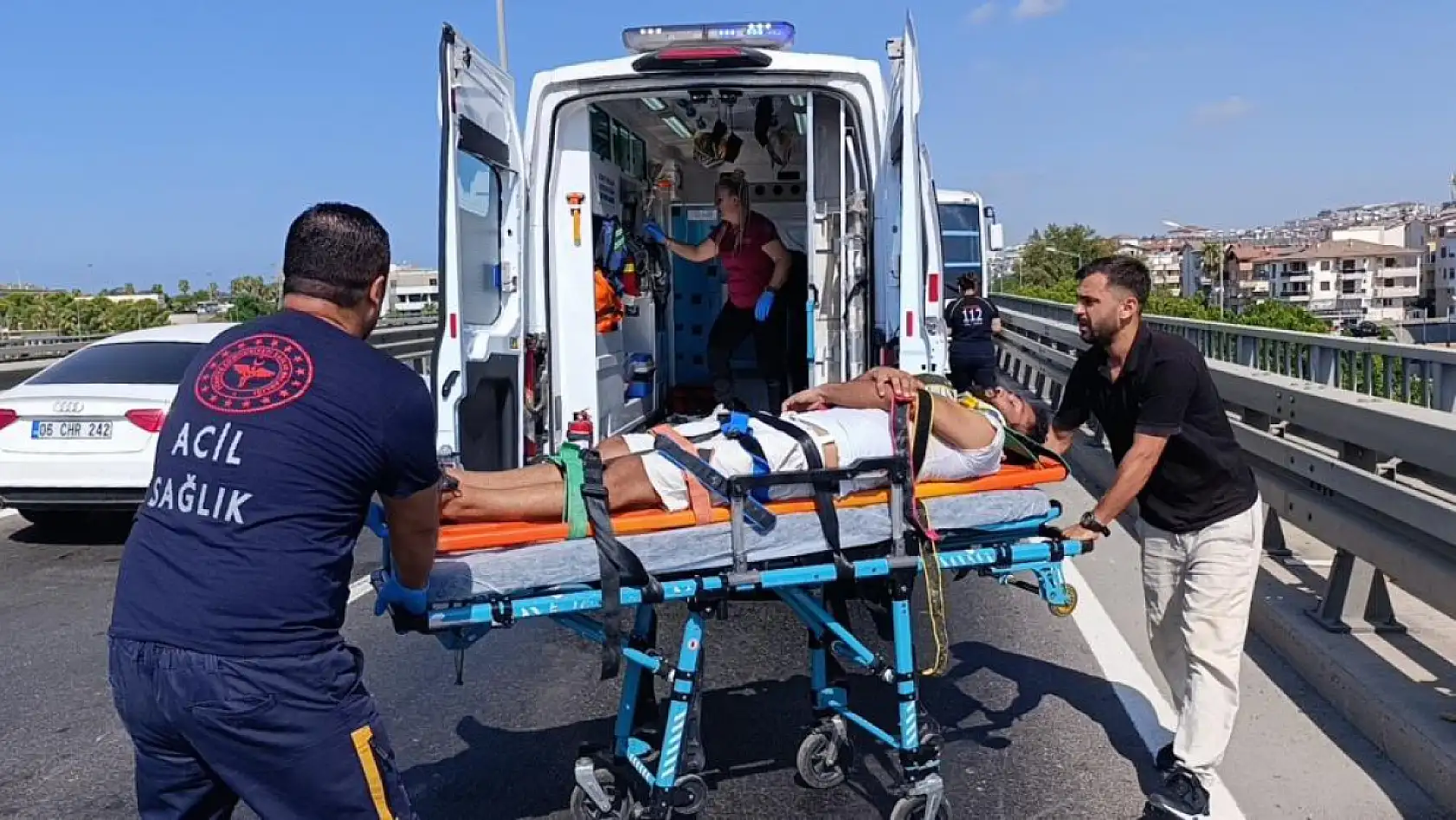 Kamyonetten düşen malzemeleri toplamak isterken zincirleme kazaya sebep oldu: 1 yaralı