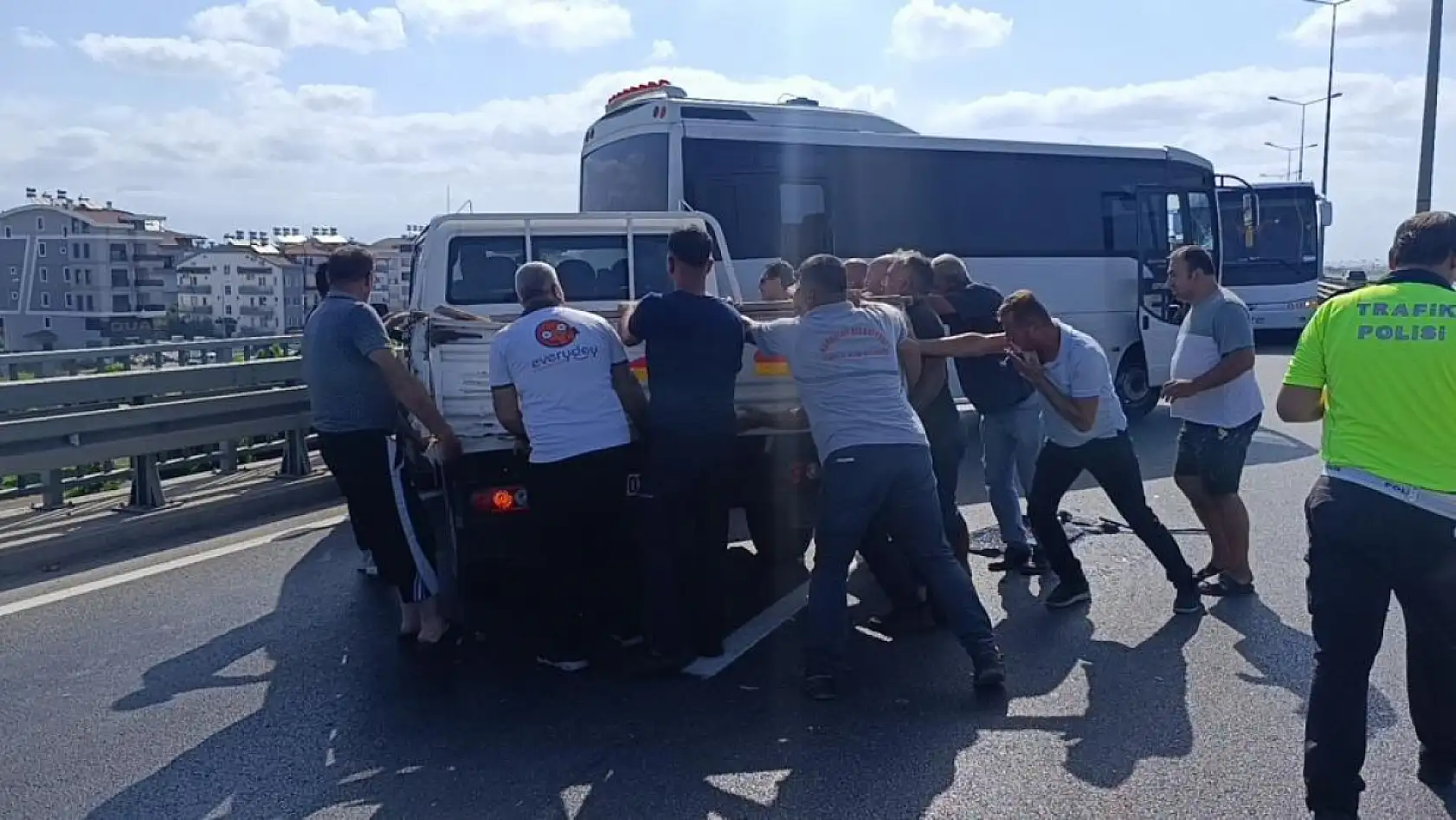 Kamyonetten düşen malzemeleri toplamak isterken zincirleme kazaya sebep oldu: 1 yaralı