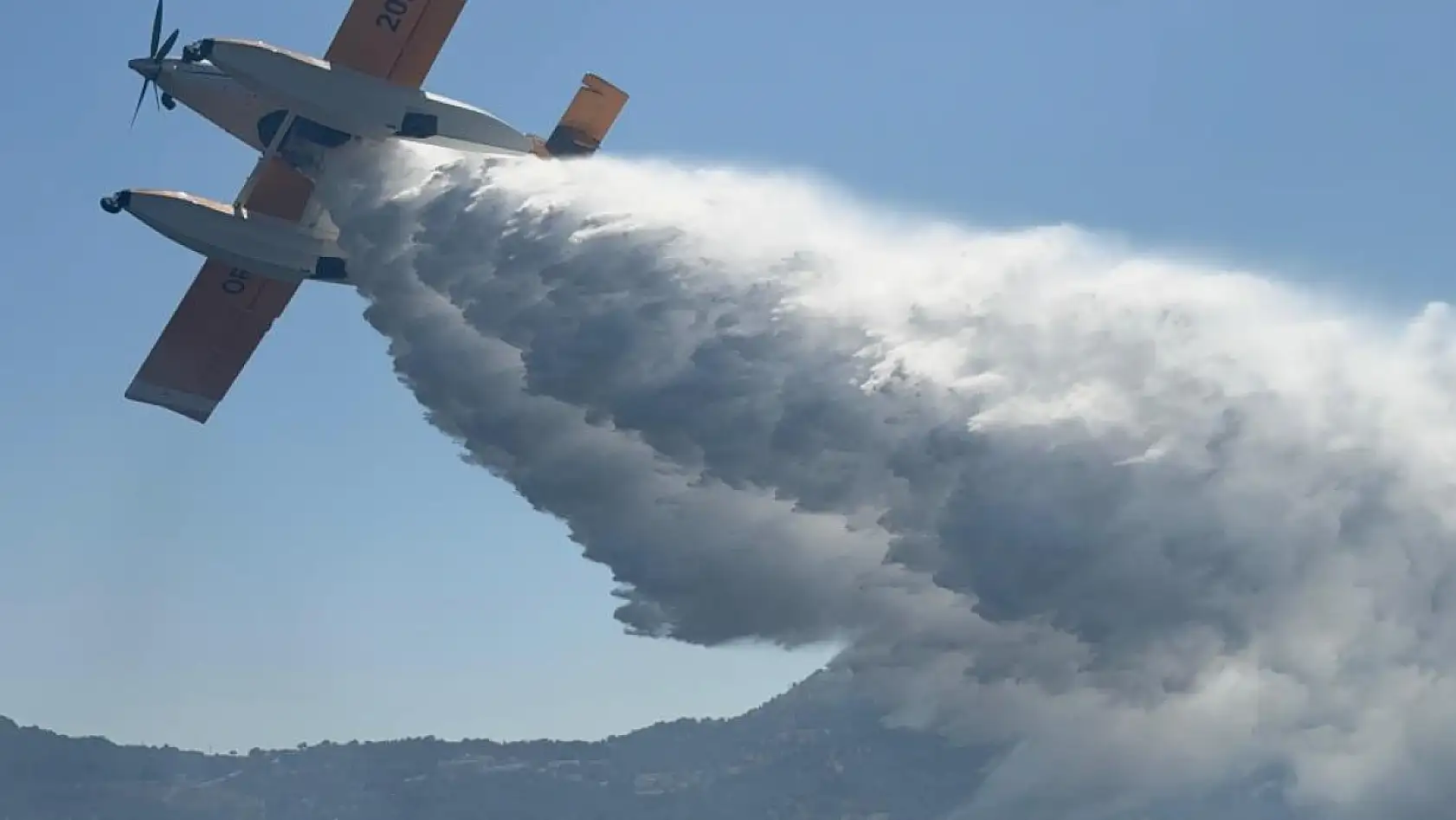 Bodrum'da uçaklardan alevlere su bombardımanı