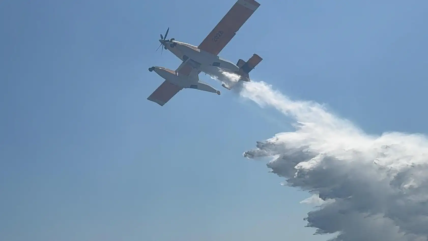 Bodrum'da uçaklardan alevlere su bombardımanı