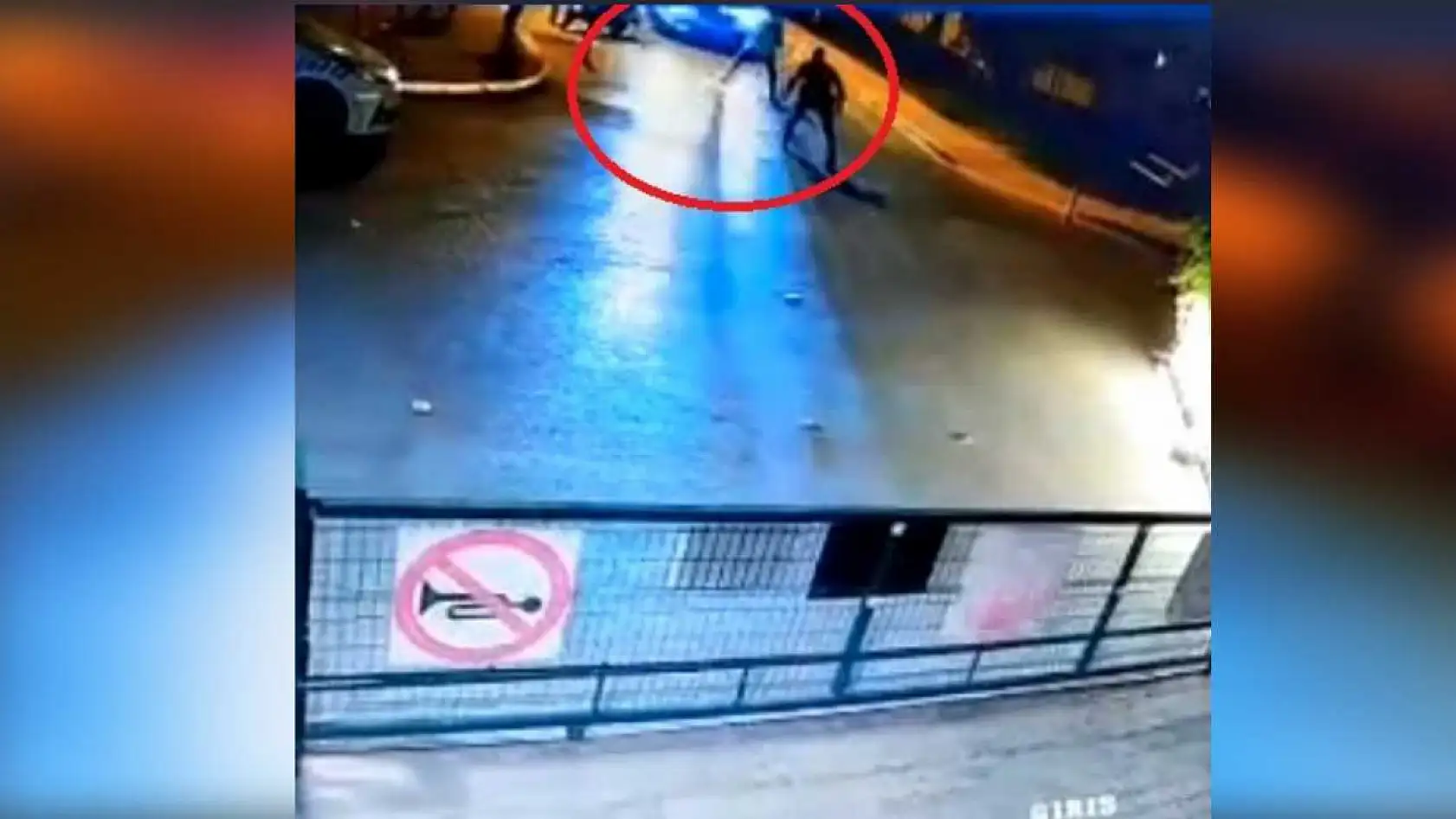 Denetimi görünce kaçan alkollü sürücü, önüne çıkan polislere çarpıp kaçtı