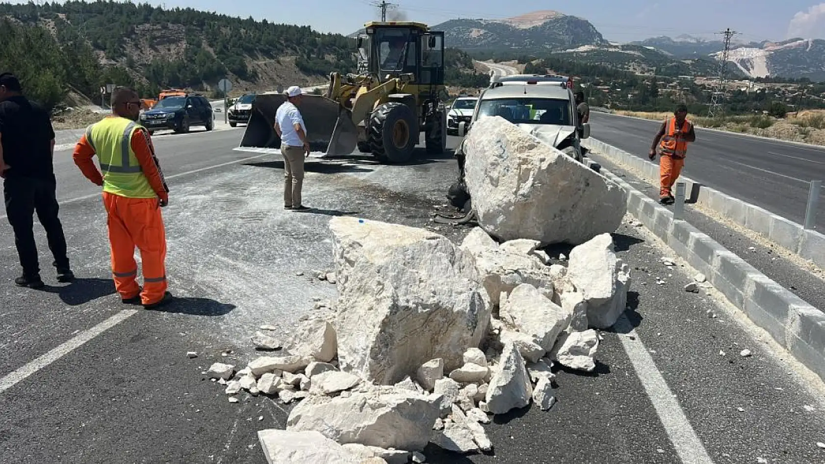 Tırdan düşen mermer bloğuna çarpan otomobilin sürücüsü yaralandı
