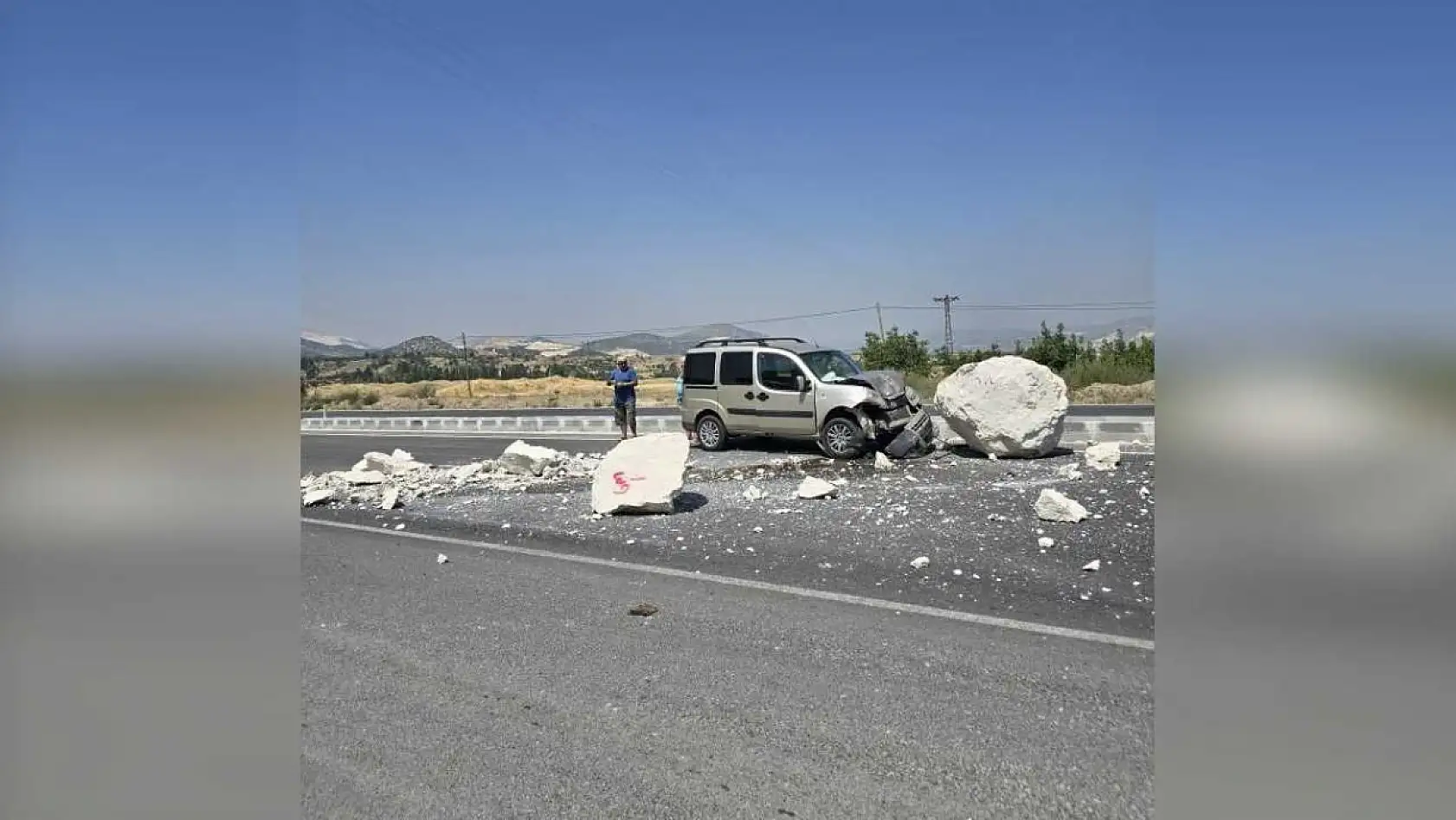 Tırdan düşen mermer bloğuna çarpan otomobilin sürücüsü yaralandı