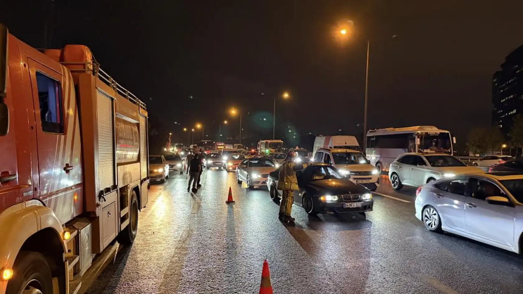 Zincirleme Trafik Kazası: 16 Araç Birbirine Girdi, 6 Kişi Yaralandı