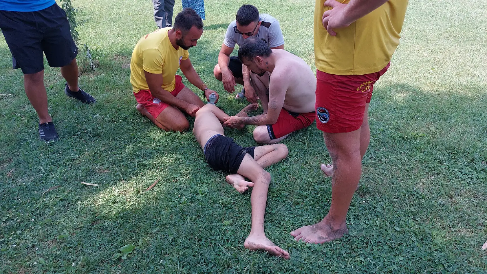 Boğulma tehlikesi geçiren çocuğu babası kurtardı