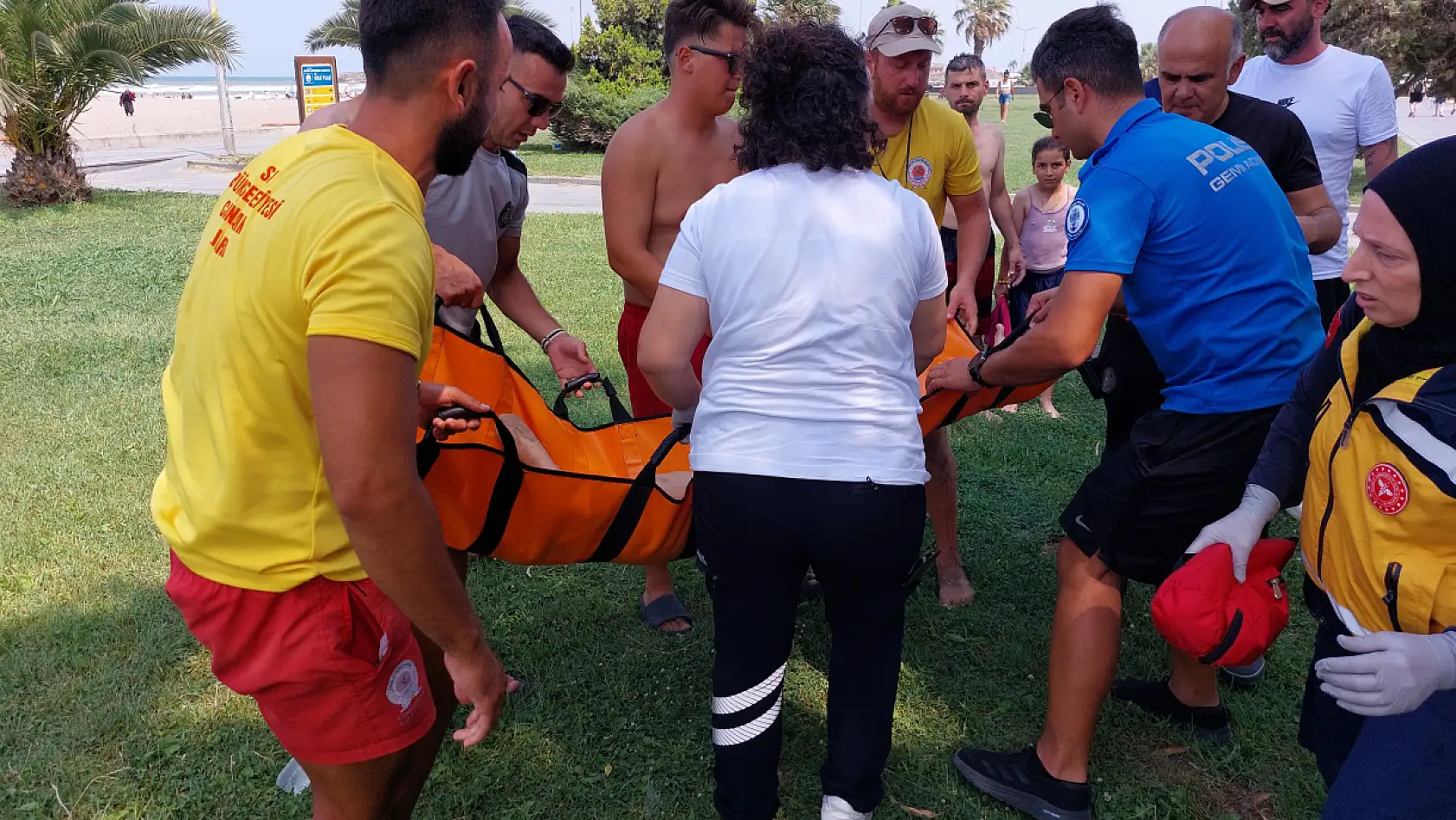 Boğulma tehlikesi geçiren çocuğu babası kurtardı