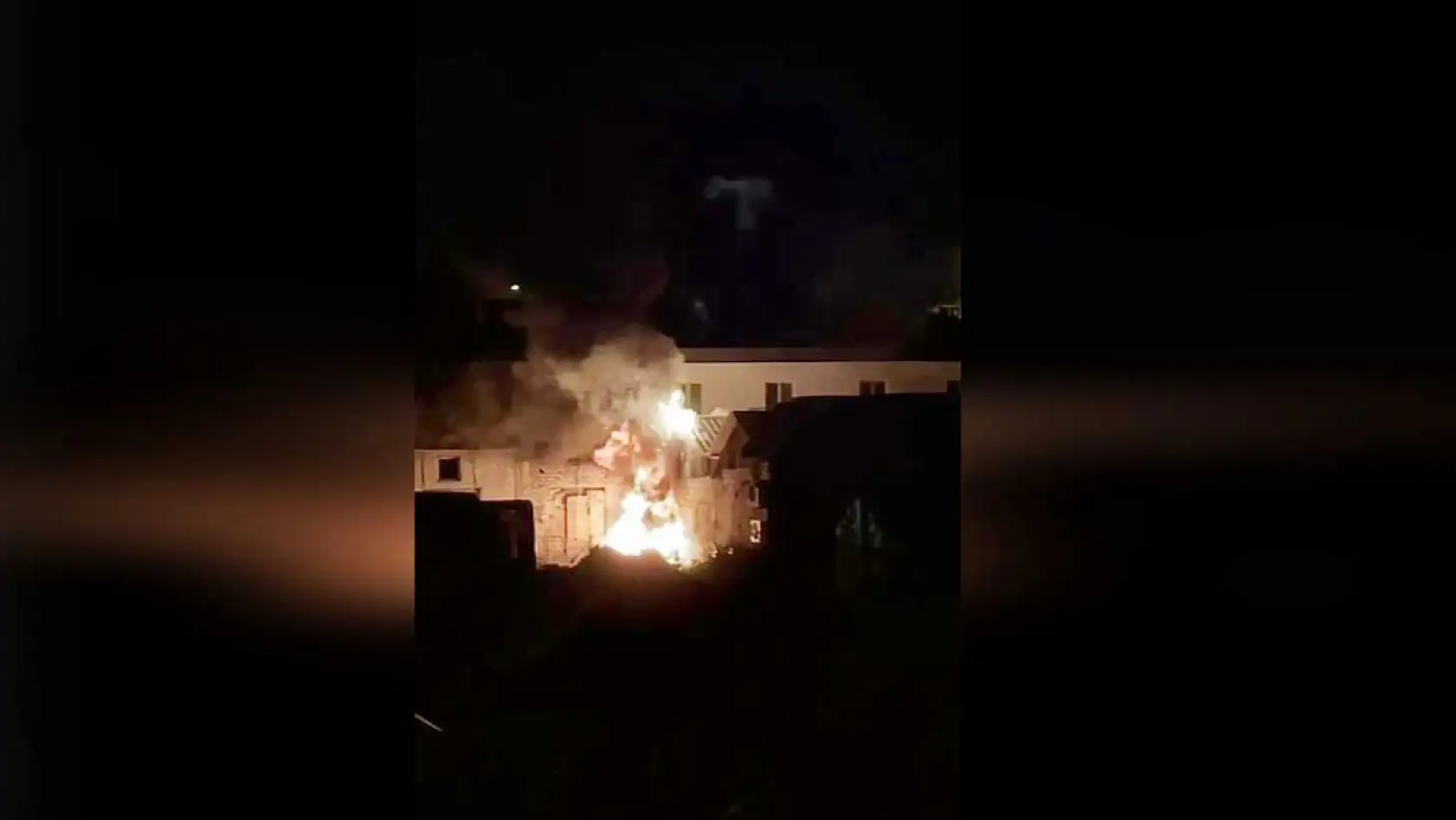 Faciaya ramak kala... Bilinçsizce yakılan ateş, 4 dükkana felaketi yaşattı