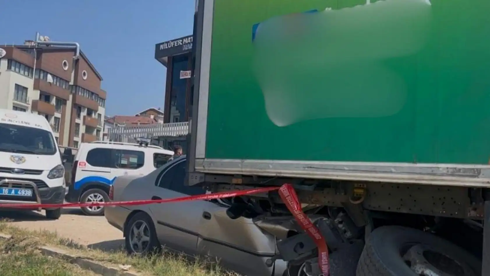 Park halindeki tıra böyle çarptı...Feci kazada sürücü hayatını kaybetti