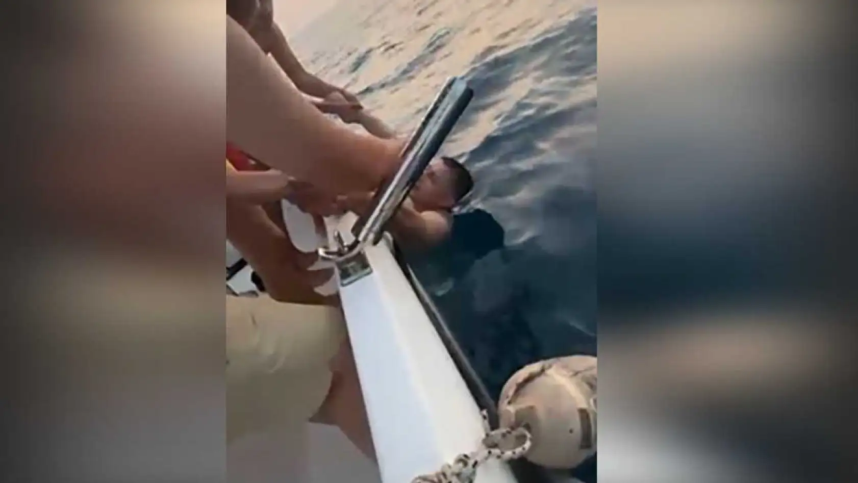 Denize açılıp boğulma tehlikesi geçiren Ukraynalı turisti tekneciler kurtardı