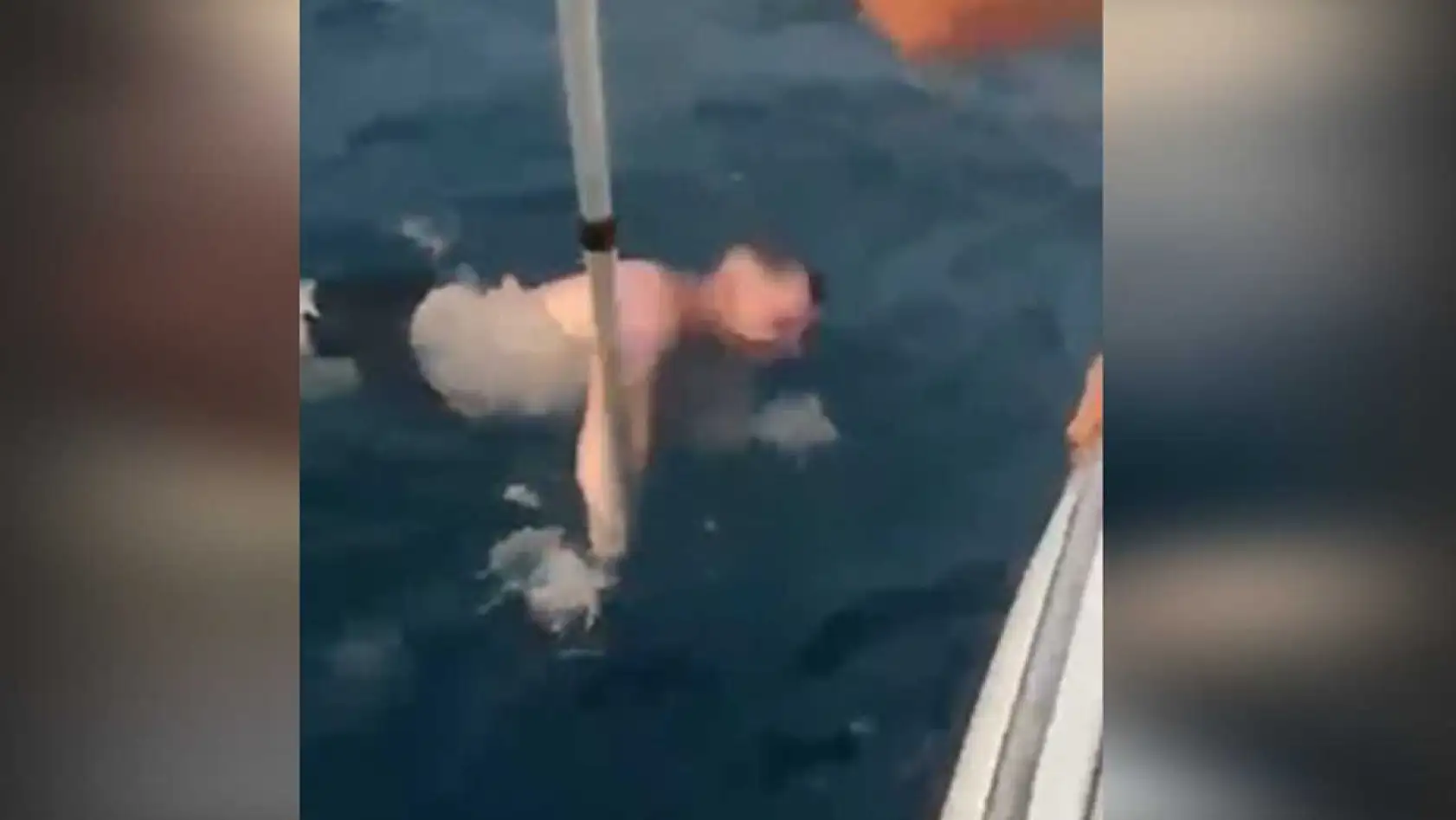 Denize açılıp boğulma tehlikesi geçiren Ukraynalı turisti tekneciler kurtardı