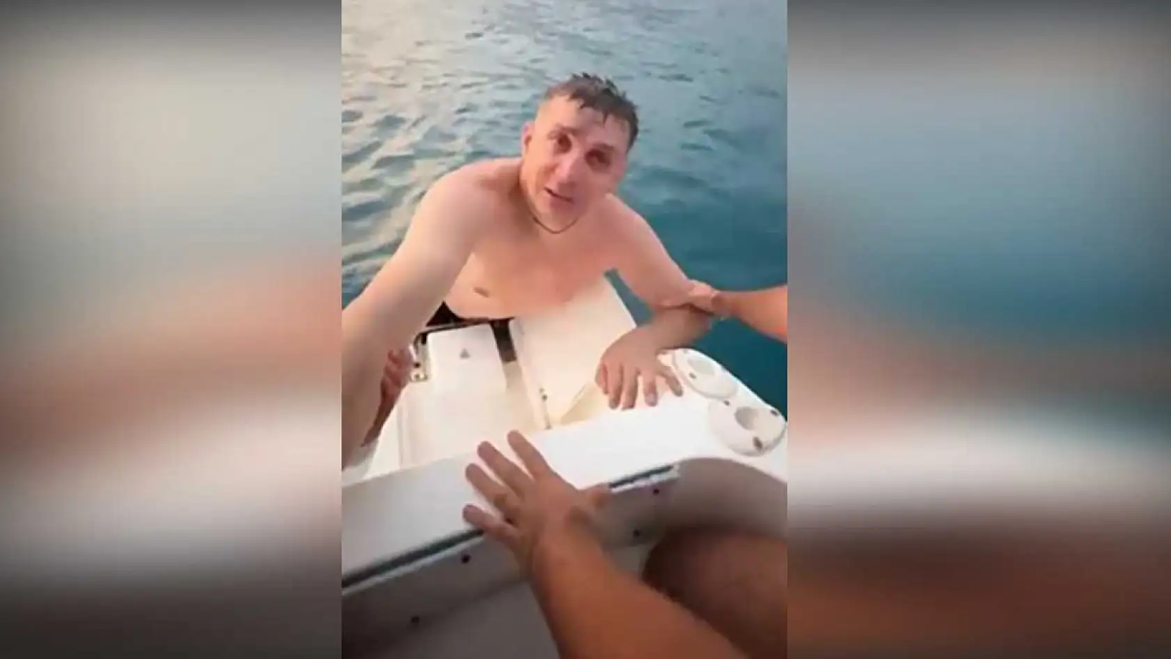 Denize açılıp boğulma tehlikesi geçiren Ukraynalı turisti tekneciler kurtardı