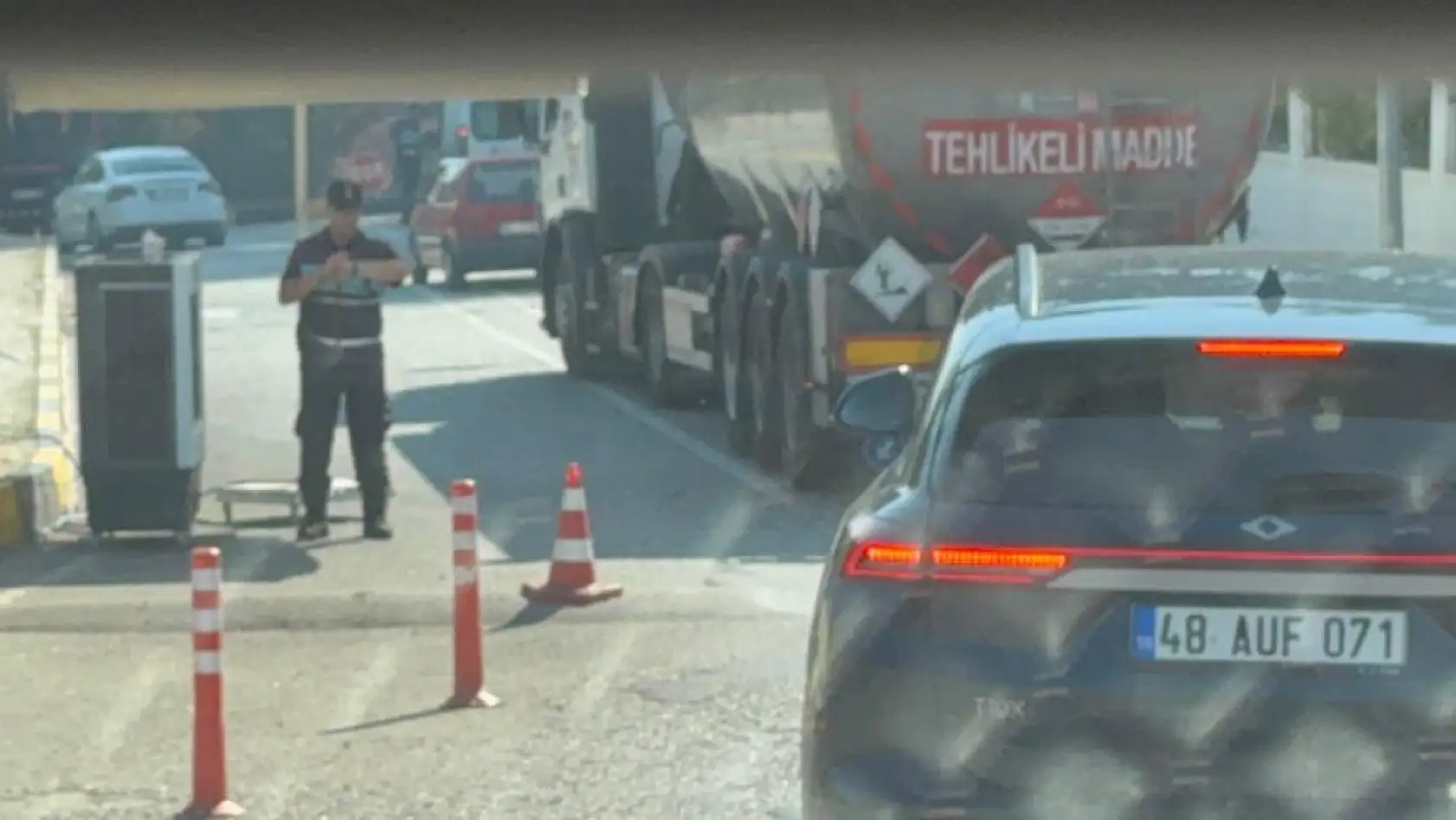 Tatilciler Marmaris girişinde yoğunluk oluşturdu