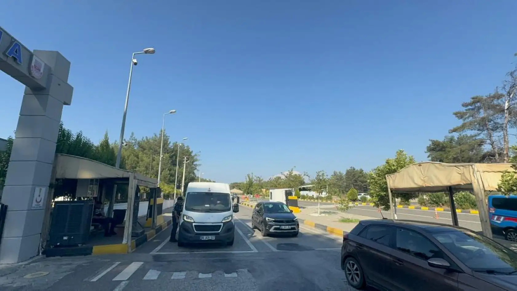 Tatilciler Marmaris girişinde yoğunluk oluşturdu