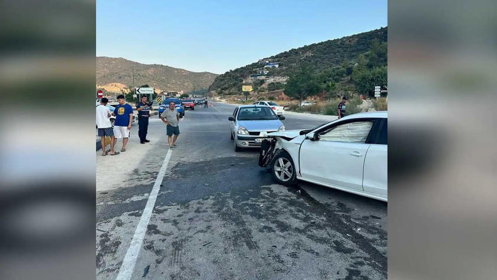 Kaş-Seydikemer Yolu'nda Feci Kaza: 3 Otomobil Birbirine Girdi