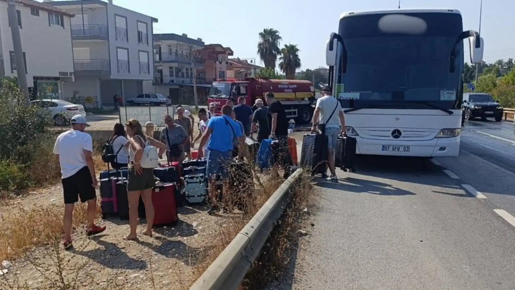 Seyir halindeki tur otobüsü yandı, 43 Polonyalı turist tahliye edildi