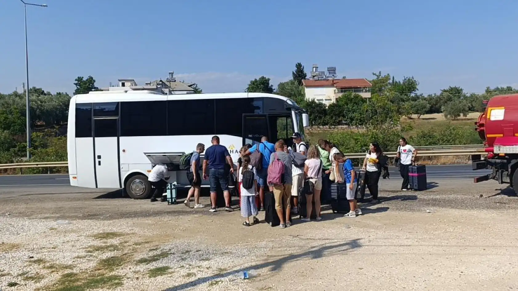 Seyir halindeki tur otobüsü yandı, 43 Polonyalı turist tahliye edildi