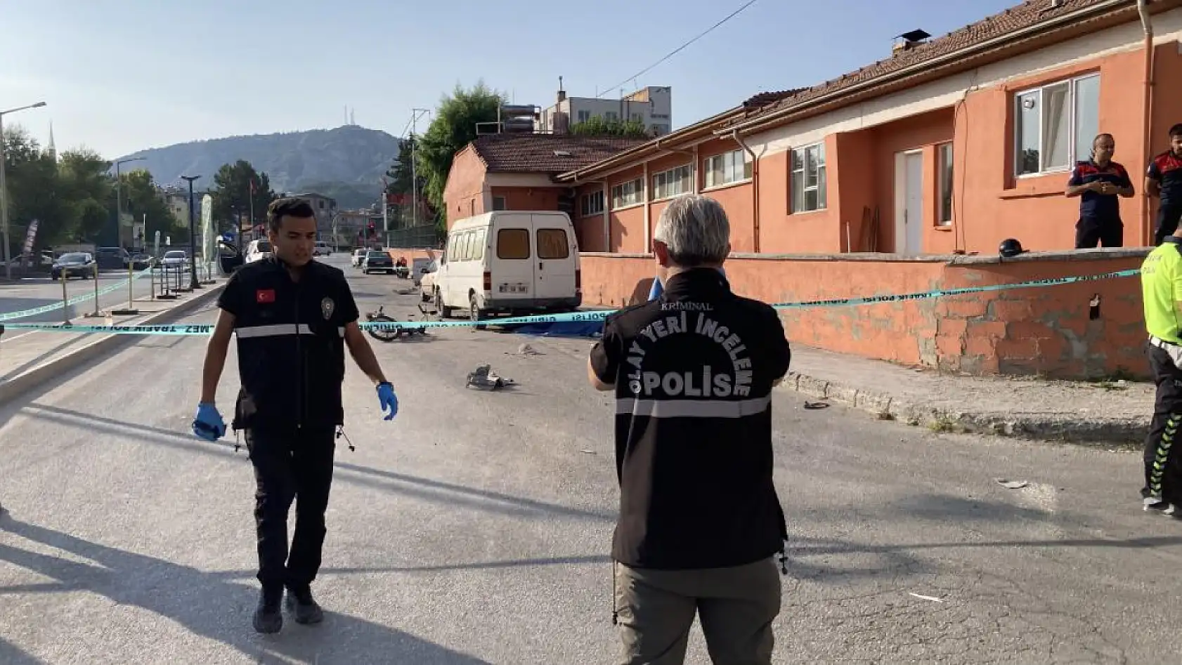 Kamyonet motosiklet ile çarpıştı, 2 aylık evli çiftin mutluluğu kazada son buldu