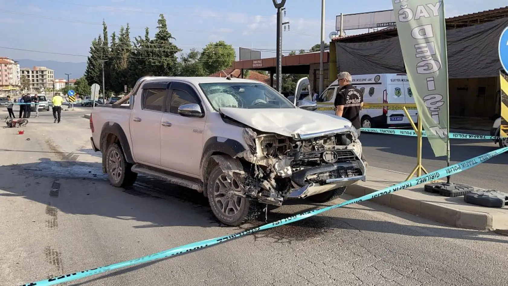 Kamyonet motosiklet ile çarpıştı, 2 aylık evli çiftin mutluluğu kazada son buldu