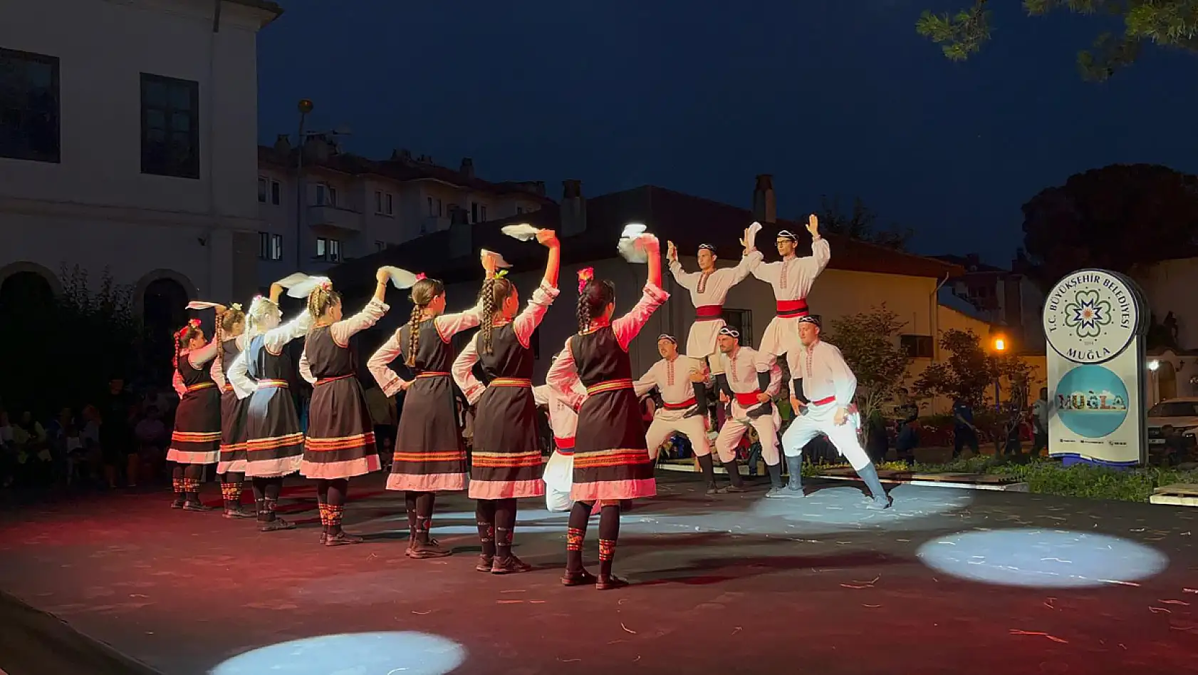 Menteşe 1. Uluslararası Halk Dansları Şenliği başladı