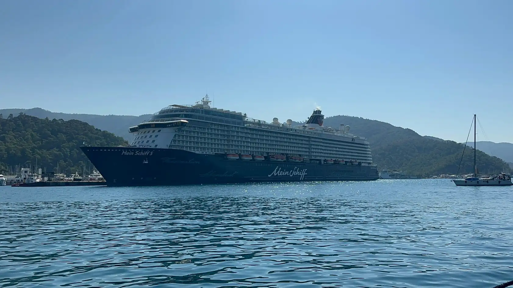 Dev yolcu gemisi binlerce yolcusu ile Marmaris'e geldi