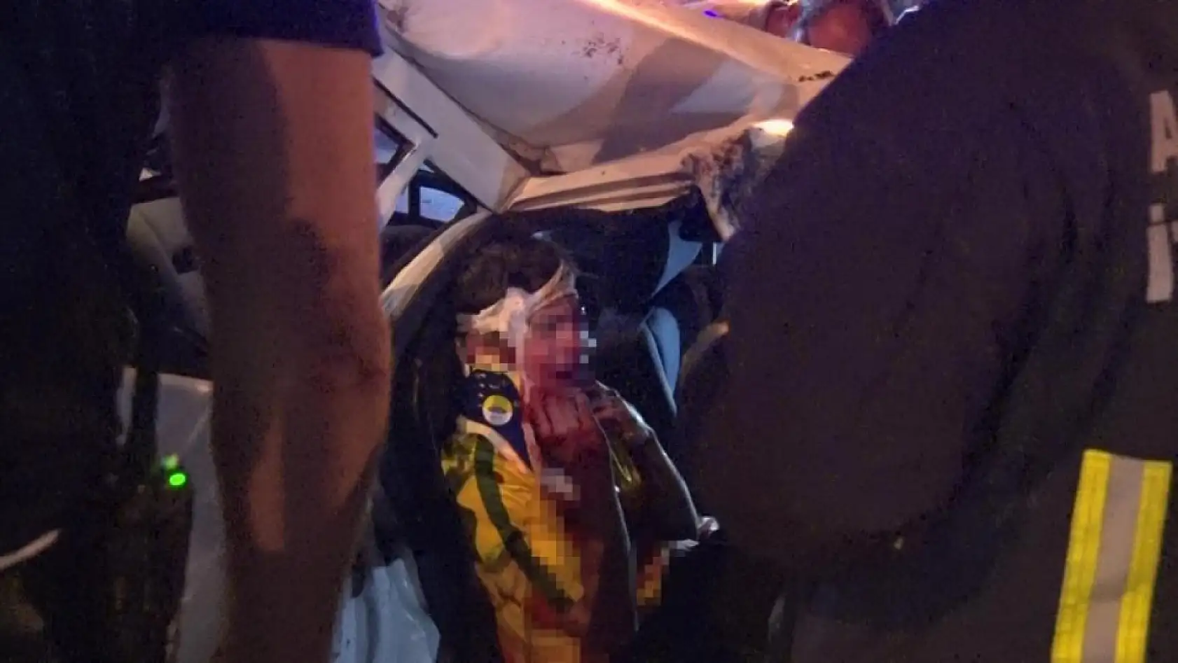 Kazada hurdaya dönen araçta çocukları sıkışan babanın çaresizliği