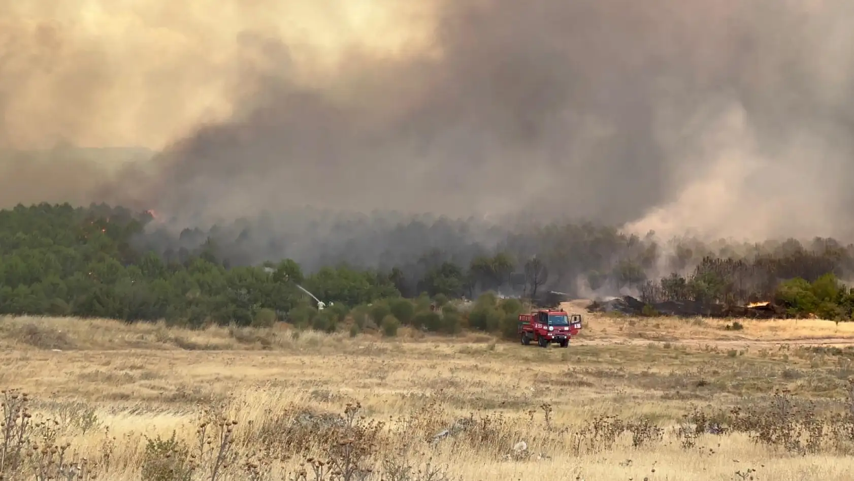 Çanakkale'de orman yangını hastaneye yaklaştı