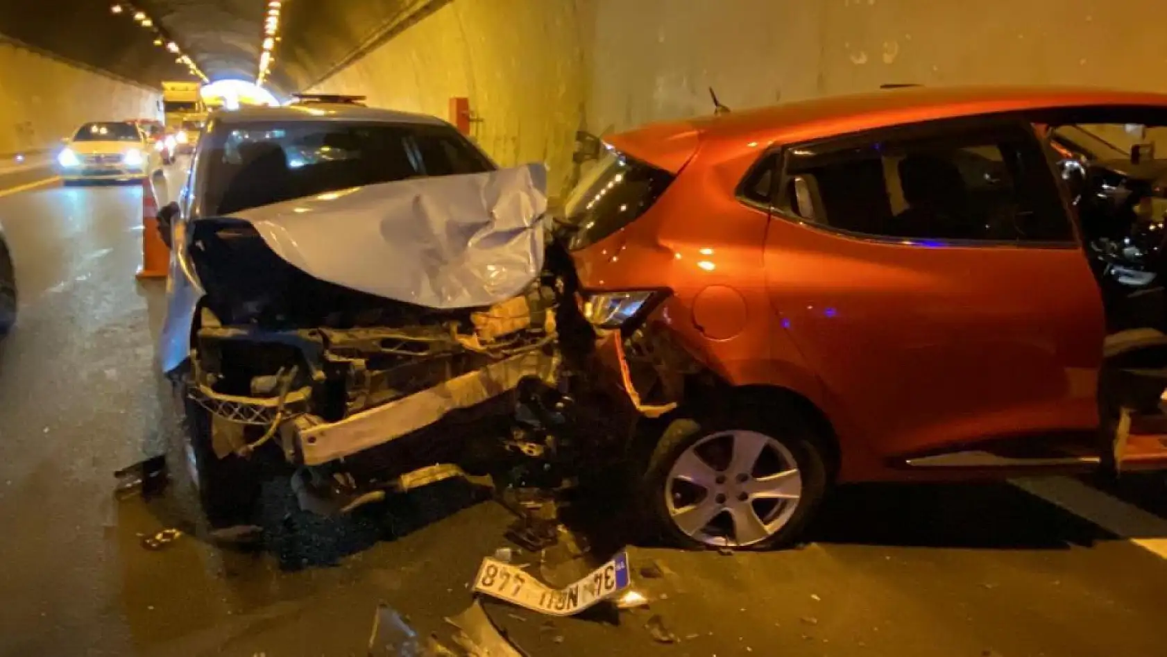 Zincirleme Trafik Kazası: 7 Araç Birbirine Girdi: 5 Kişi Yaralandı