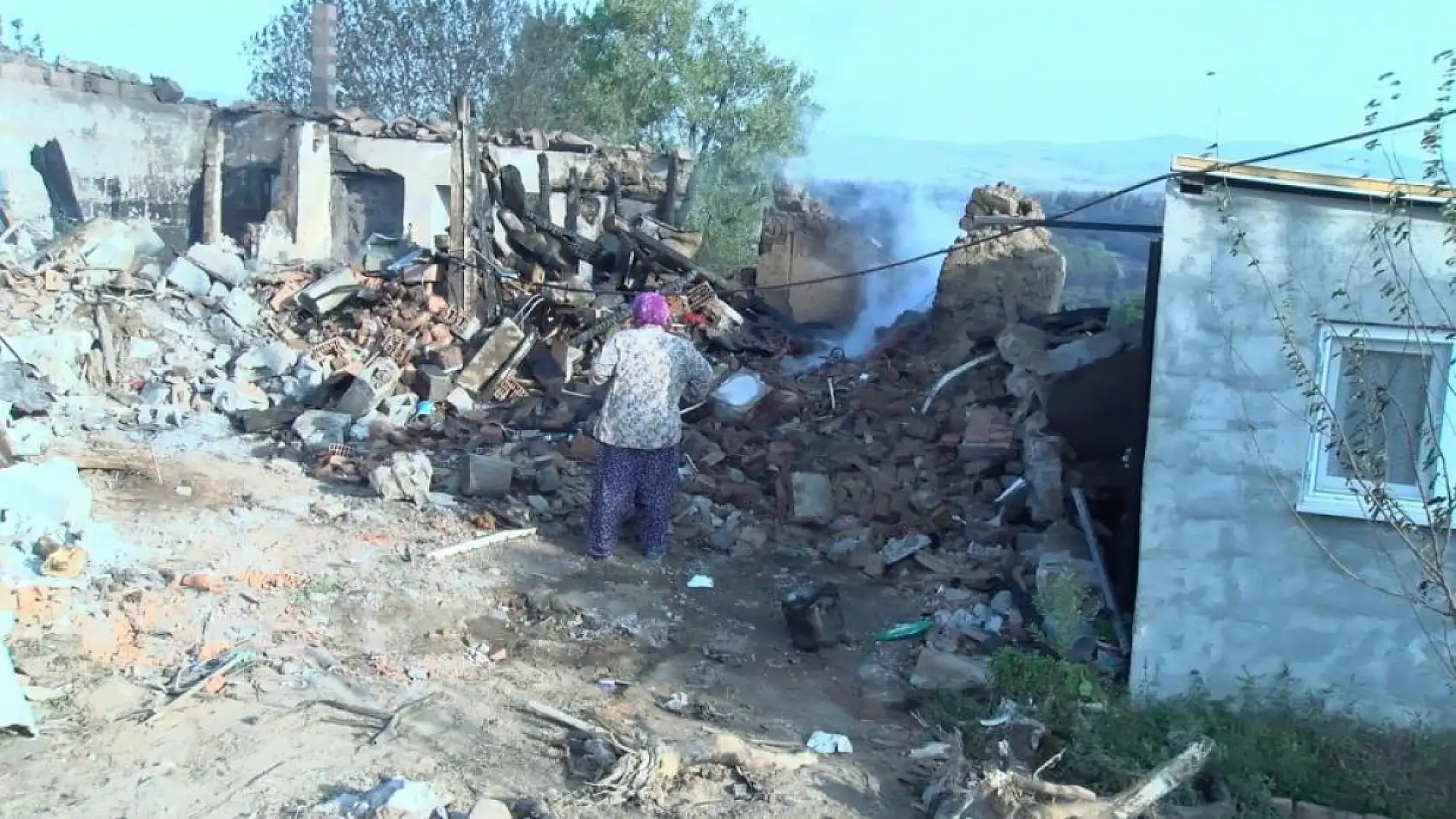 Evi yanan kadının geriye bir canı, bir kimliği, bir de telefonu kaldı