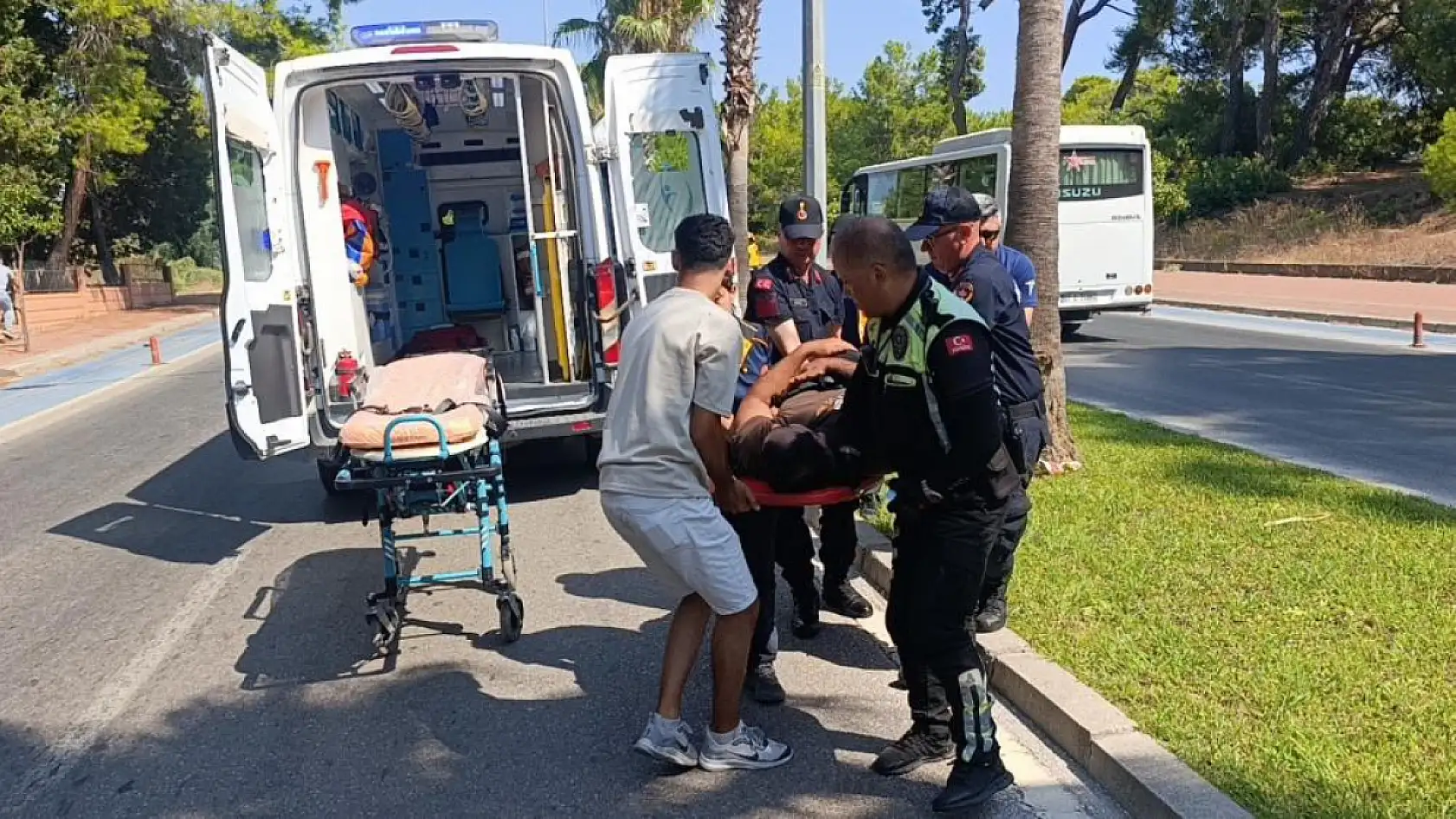 Motosiklet palmiye ağacına çarptı, sürücü yaralandı