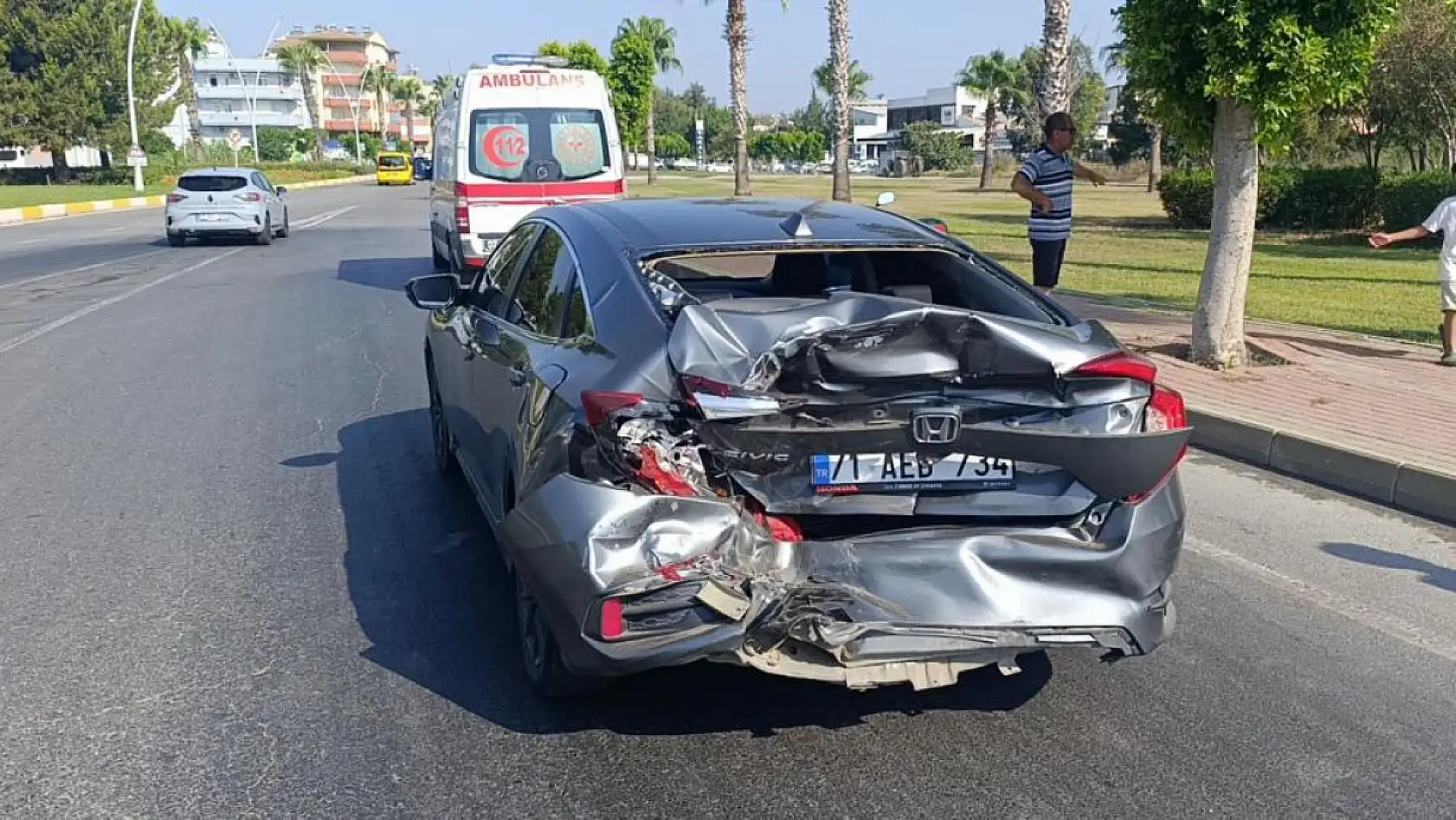 Kazada babasının otomobilinin halini gören küçük çocuk gözyaşlarını tutamadı