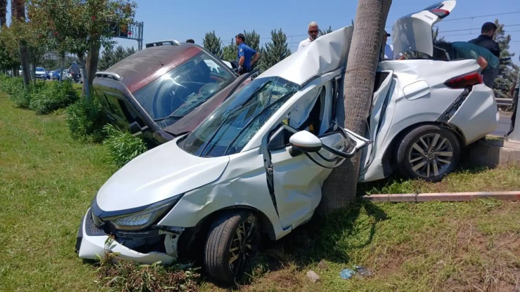 Ortalığı savaş alanına çevirdi: Önce 3 araca ardından sivil polis aracına çarptı: 2 polis yaralı