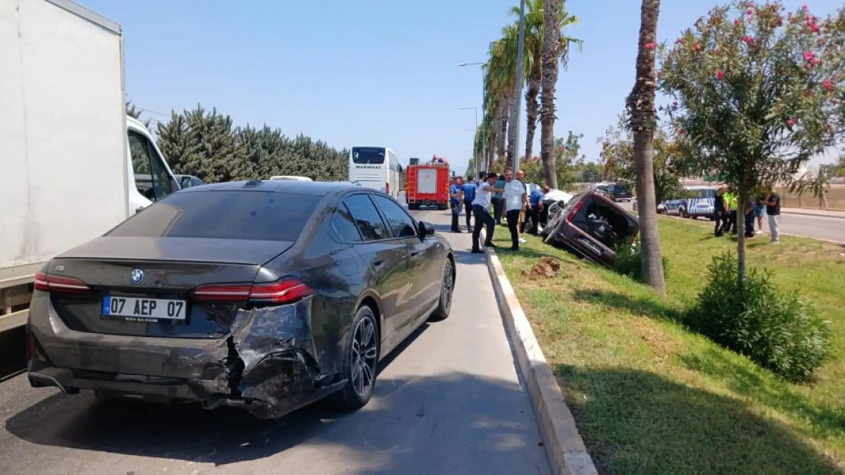Ortalığı savaş alanına çevirdi: Önce 3 araca ardından sivil polis aracına çarptı: 2 polis yaralı