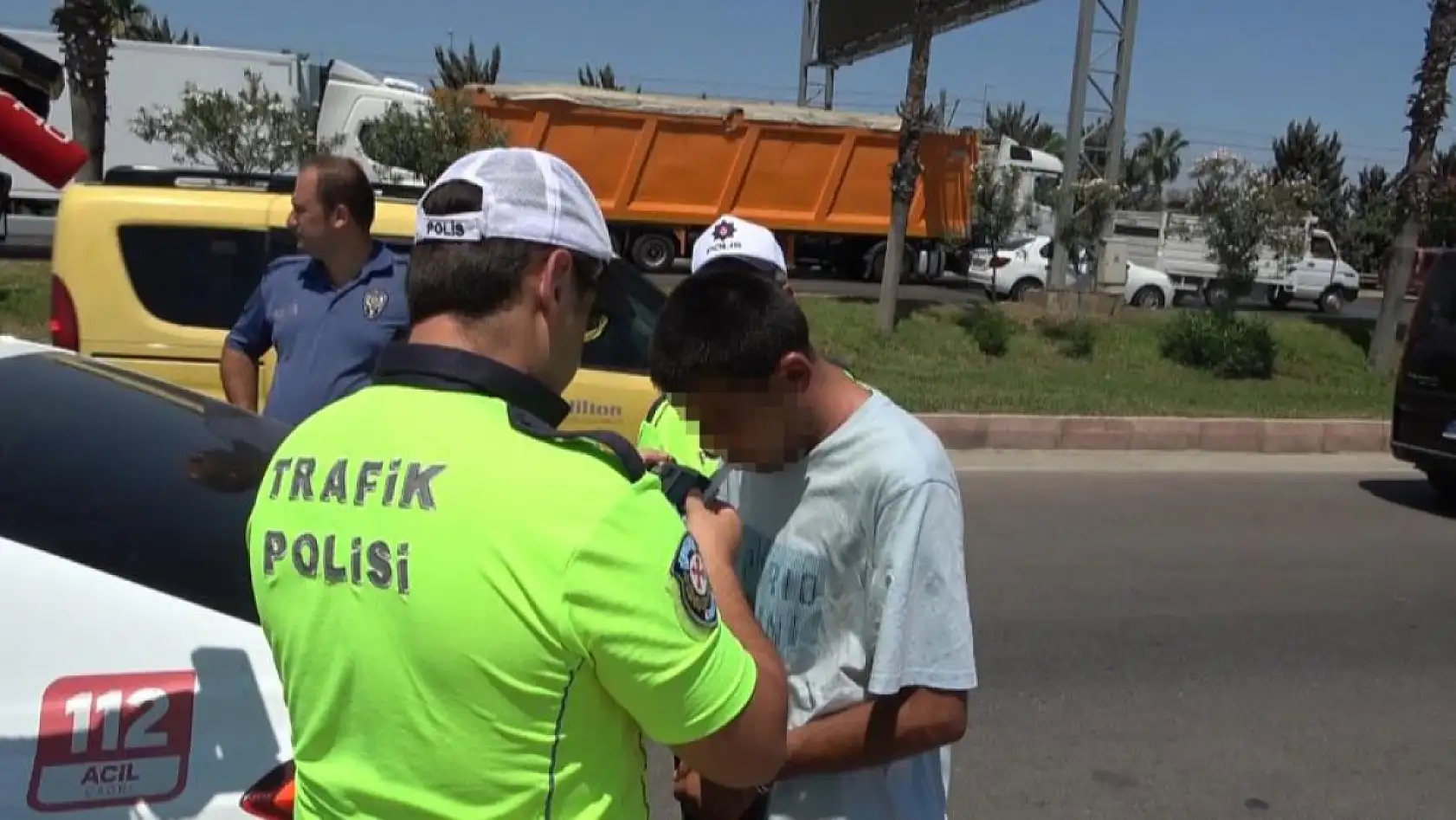 Ortalığı savaş alanına çevirdi: Önce 3 araca ardından sivil polis aracına çarptı: 2 polis yaralı