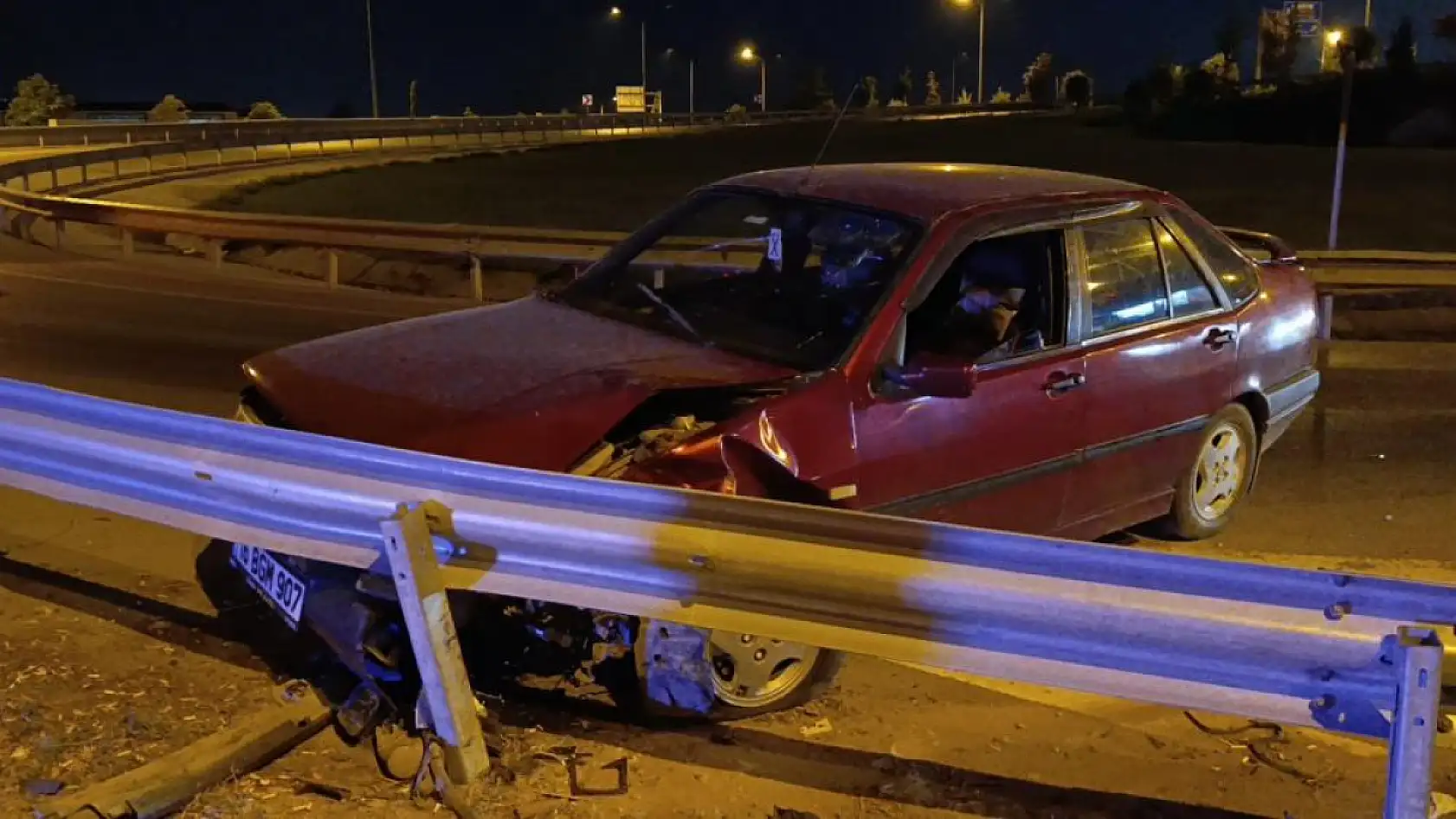 Bariyerlere çarpan sürücü trafik ekiplerine zor anlar yaşattı