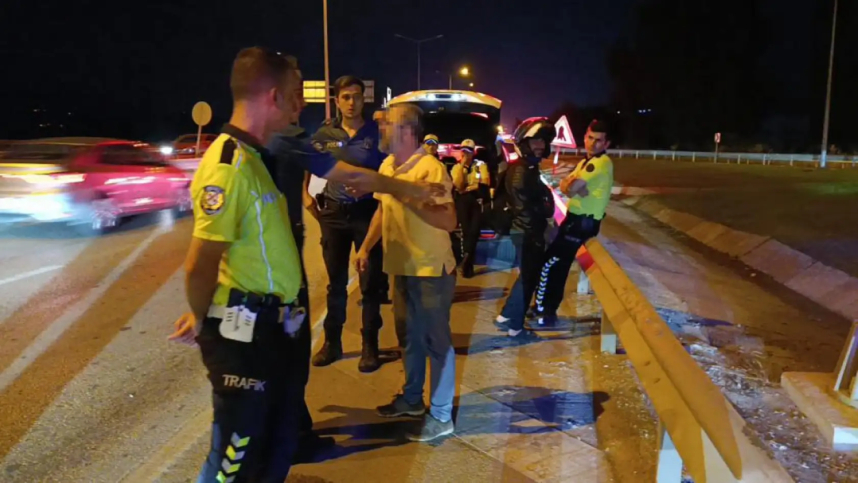 Bariyerlere çarpan sürücü trafik ekiplerine zor anlar yaşattı
