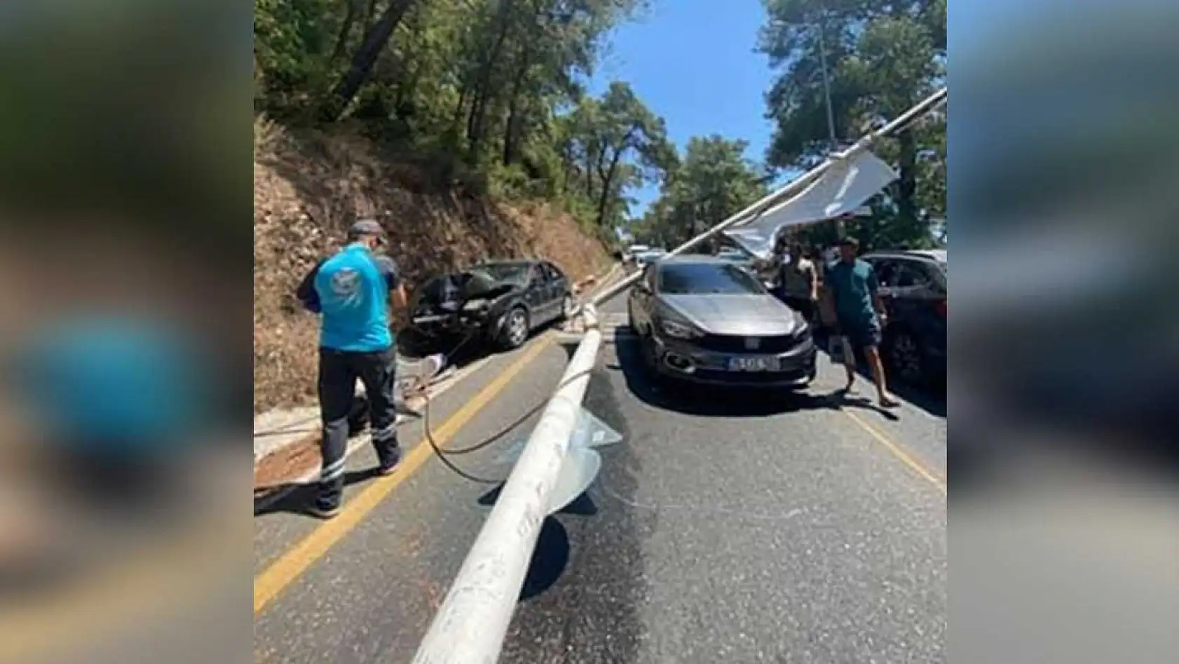 Muğla Ula'da Freni Patlayan Araç Aydınlatma Direğine Çarptı, Direk Başka Araç Üzerine Devrildi