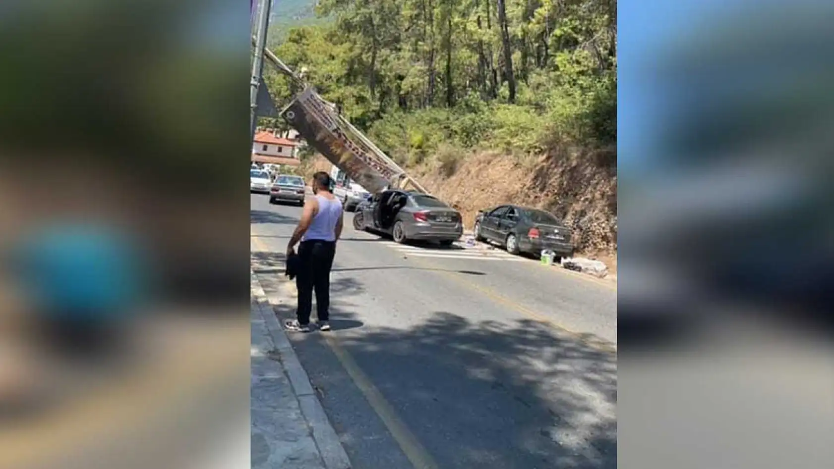 Muğla Ula'da Freni Patlayan Araç Aydınlatma Direğine Çarptı, Direk Başka Araç Üzerine Devrildi