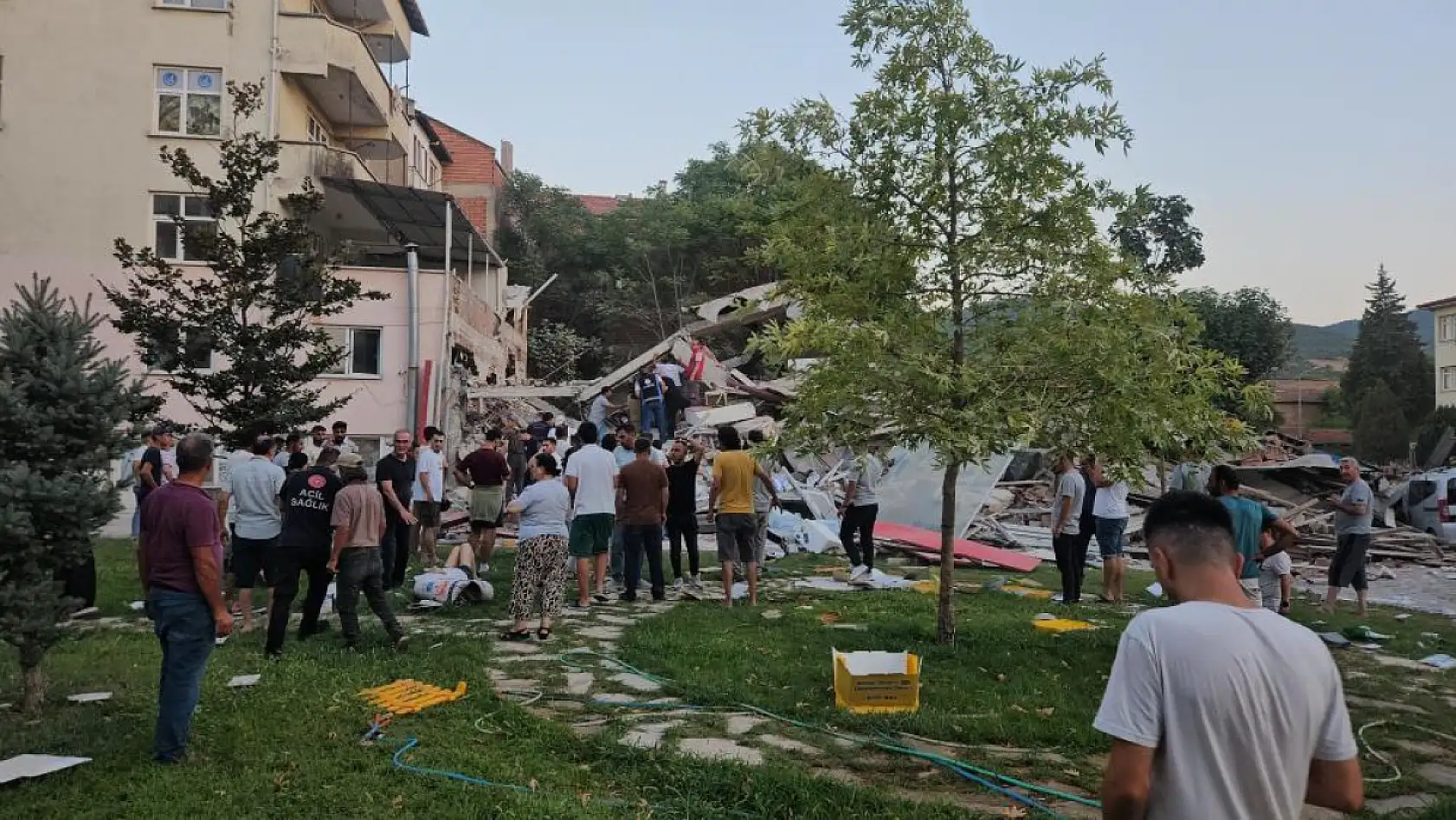 Balıkesir Sındırgı'da 6.1'lik deprem 1 ev yıkıldı ciddi hasar gören yapılar var