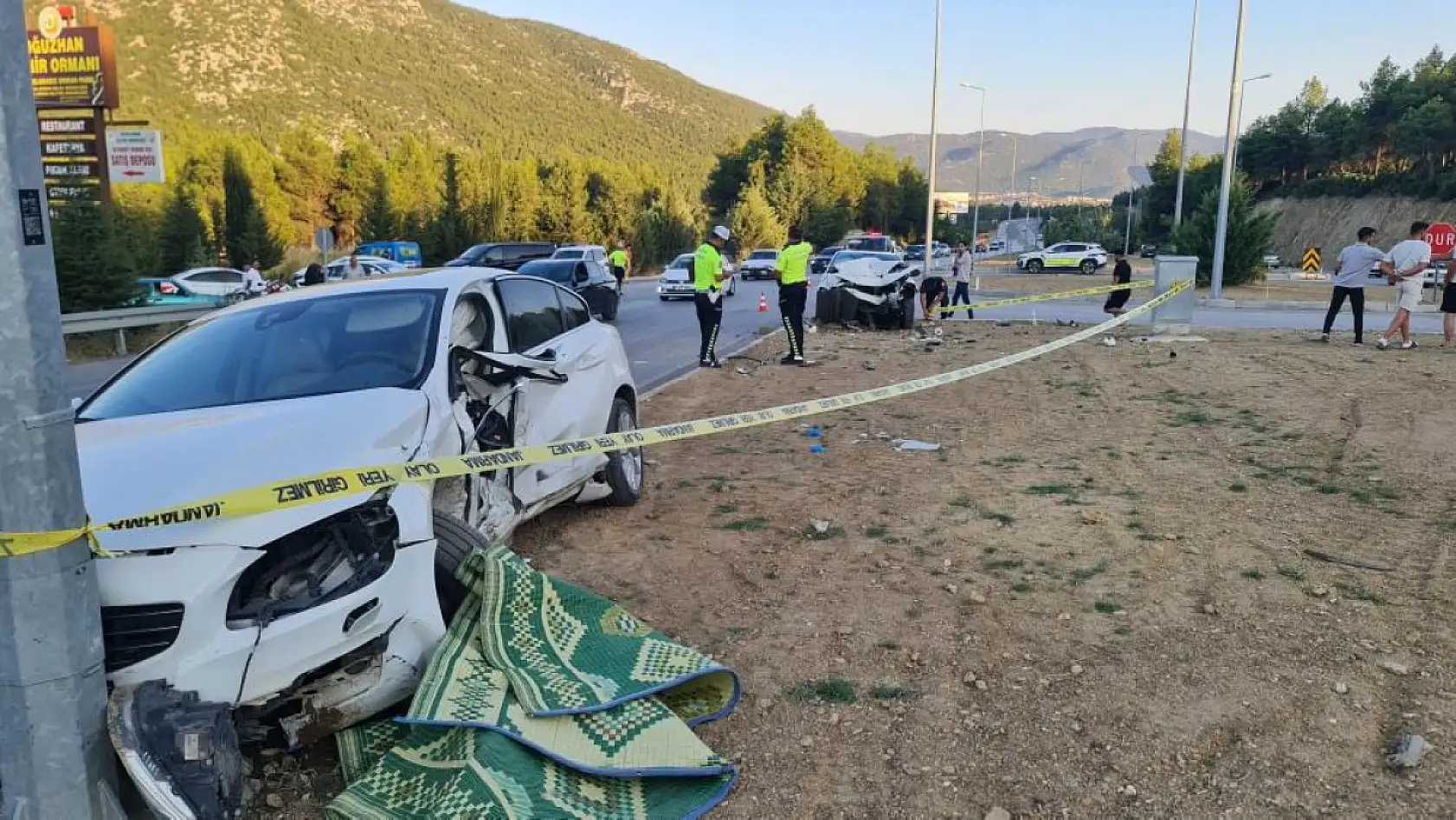 Burdur-Antalya Karayolu'nda otomobiller çarpıştı, 1'i ağır 2 yaralı