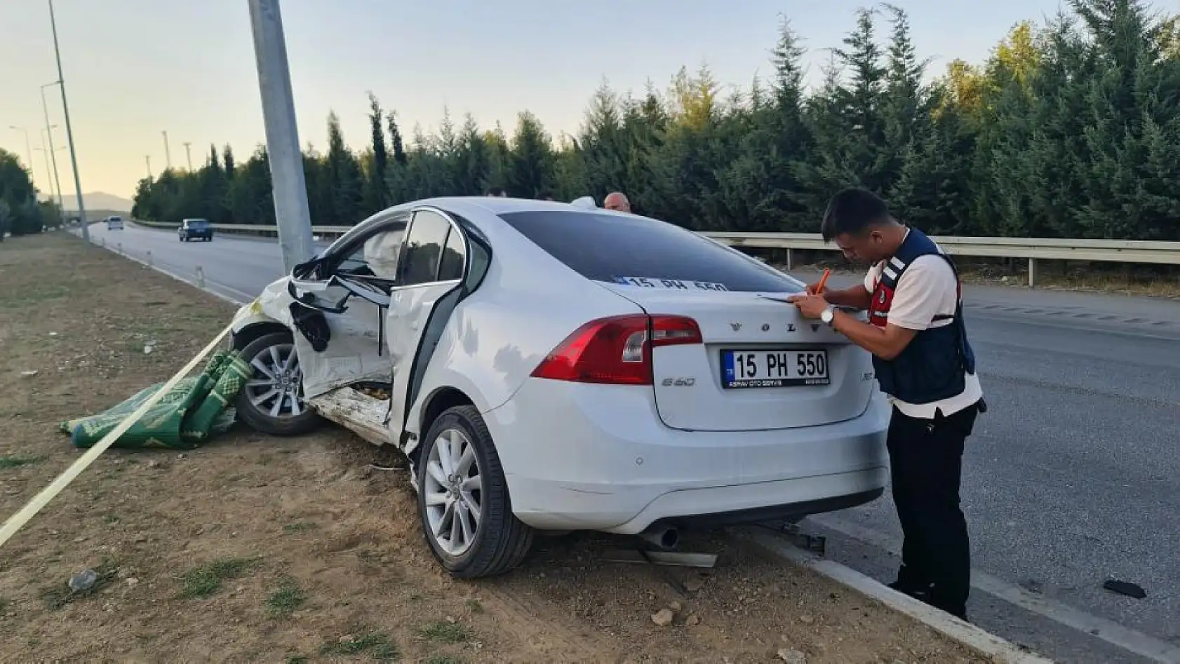Burdur-Antalya Karayolu'nda otomobiller çarpıştı, 1'i ağır 2 yaralı