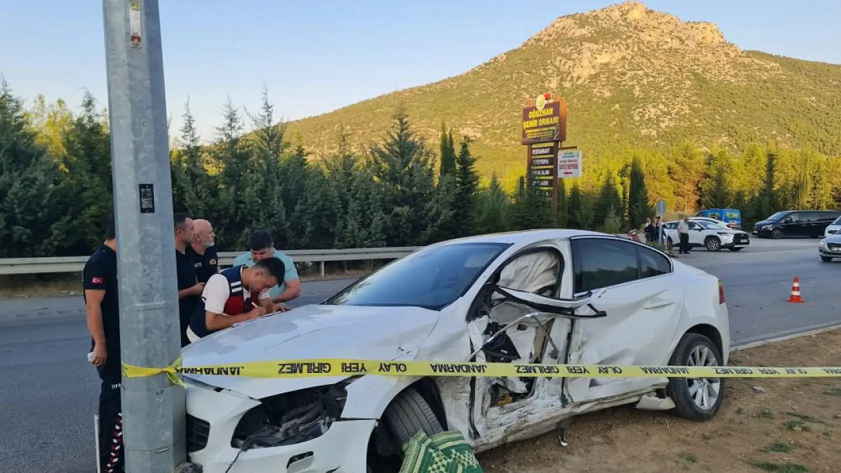 Burdur-Antalya Karayolu'nda otomobiller çarpıştı, 1'i ağır 2 yaralı