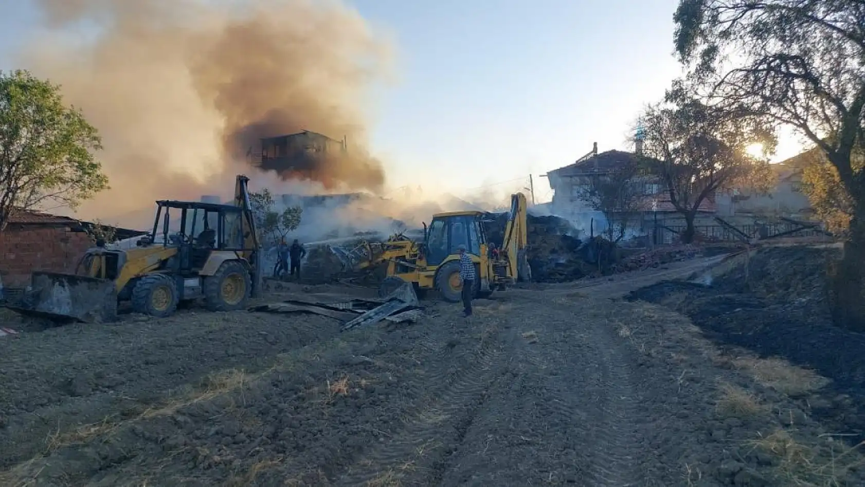 Kaynak makinesinden çıkan yangında ev, araç ve ahır yandı, 3 buzağı telef oldu