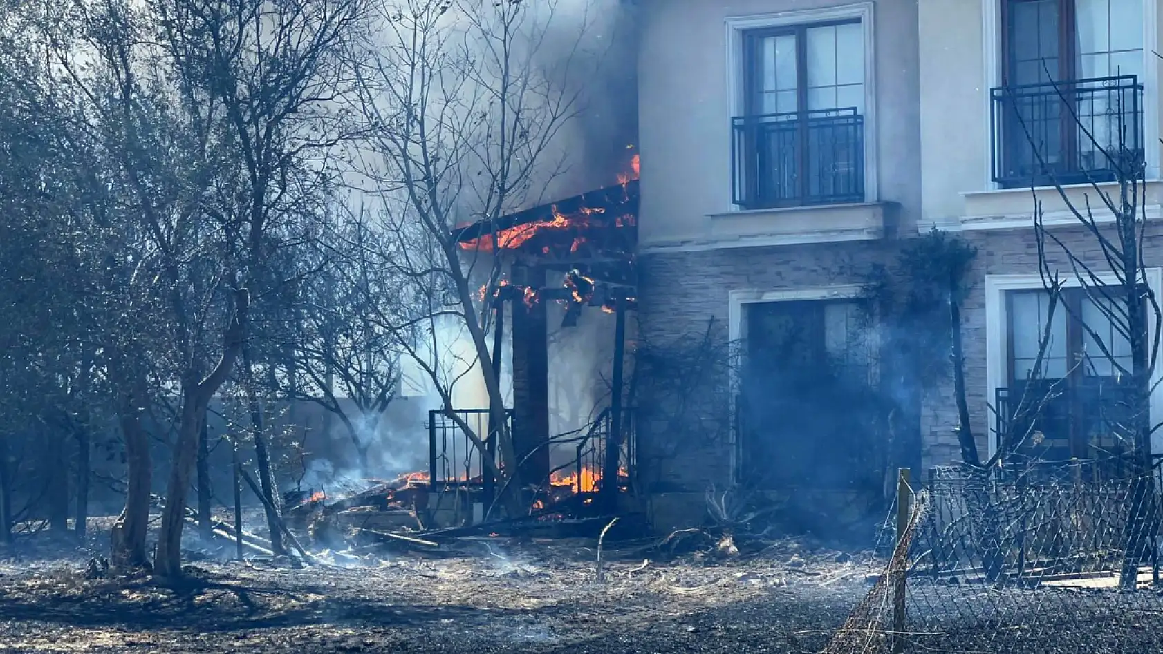 Çanakkale'de ormanlık alana sıçrayan yangında villalar yandı
