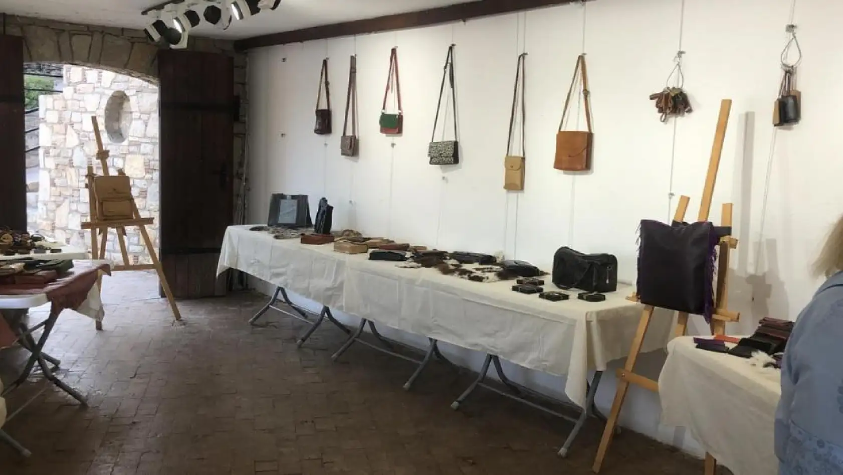 Datça'ya yerleşti, deriden sanata uzanan yolculuğa çıktı