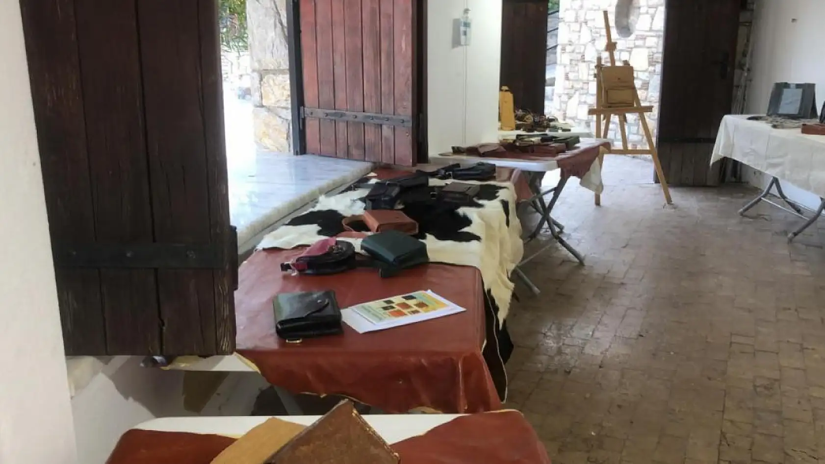 Datça'ya yerleşti, deriden sanata uzanan yolculuğa çıktı