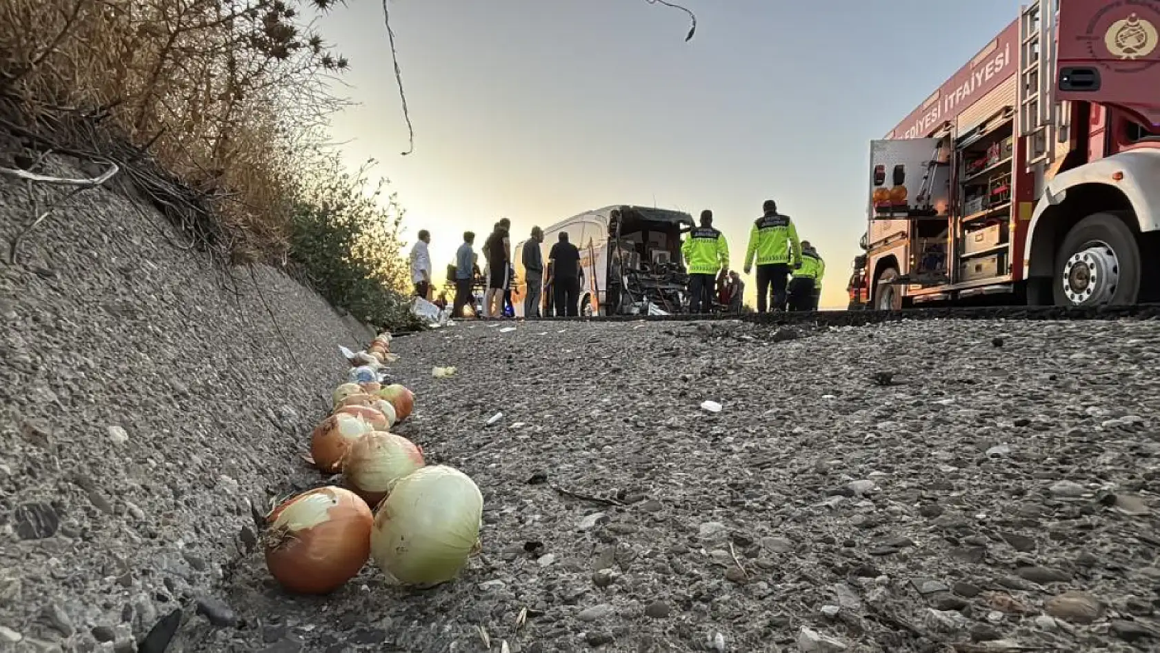 Yolcu otobüsü ile soğan yüklü kamyon çarpıştı: 1 ölü, 10 yaralı