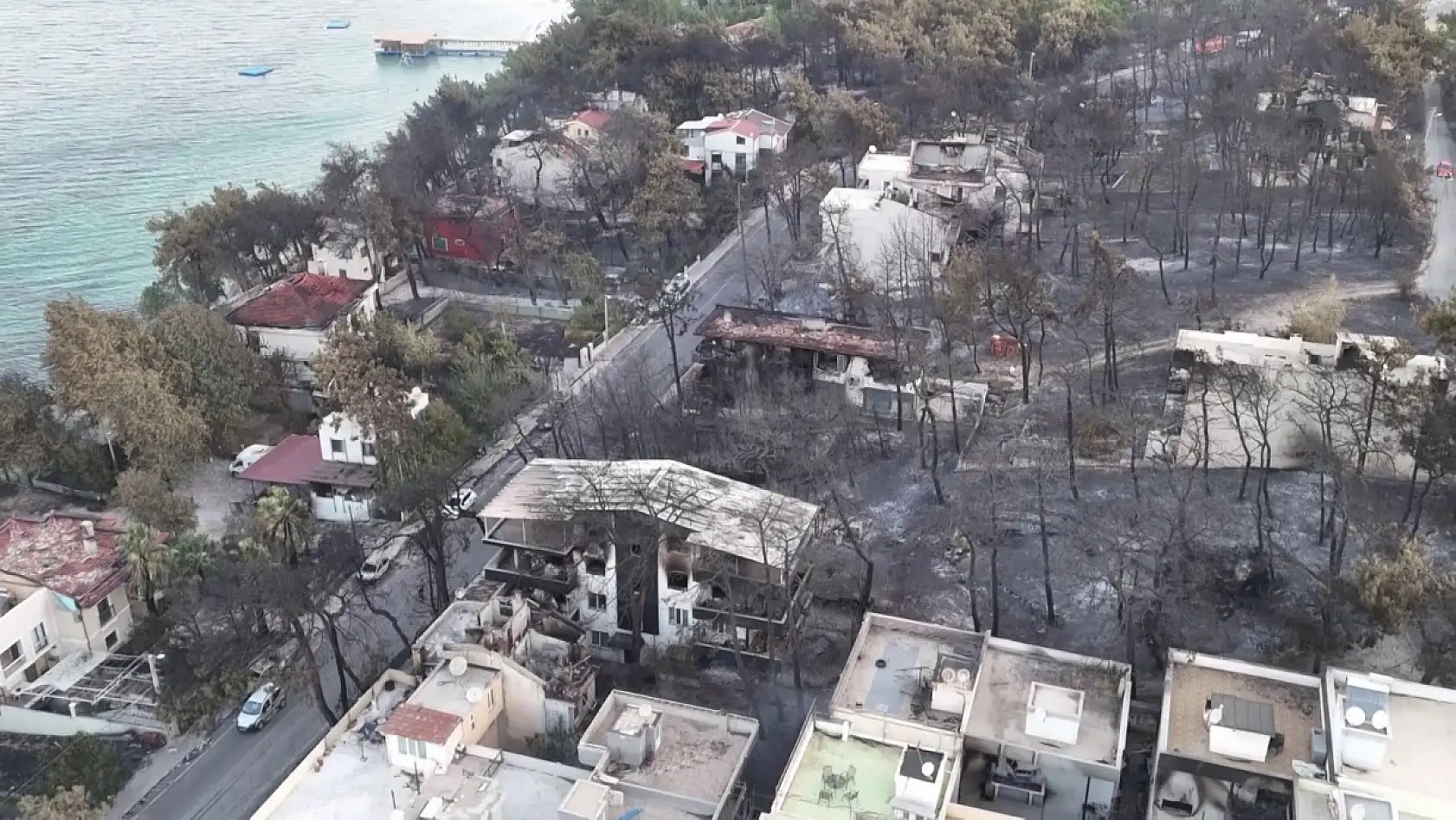 Çanakkale'de yanan villalar sabahın ilk ışıklarıyla görüntülendi