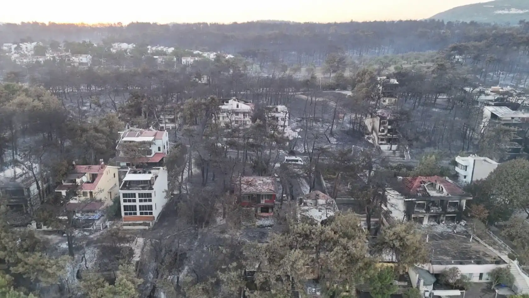 Çanakkale'de yanan villalar sabahın ilk ışıklarıyla görüntülendi